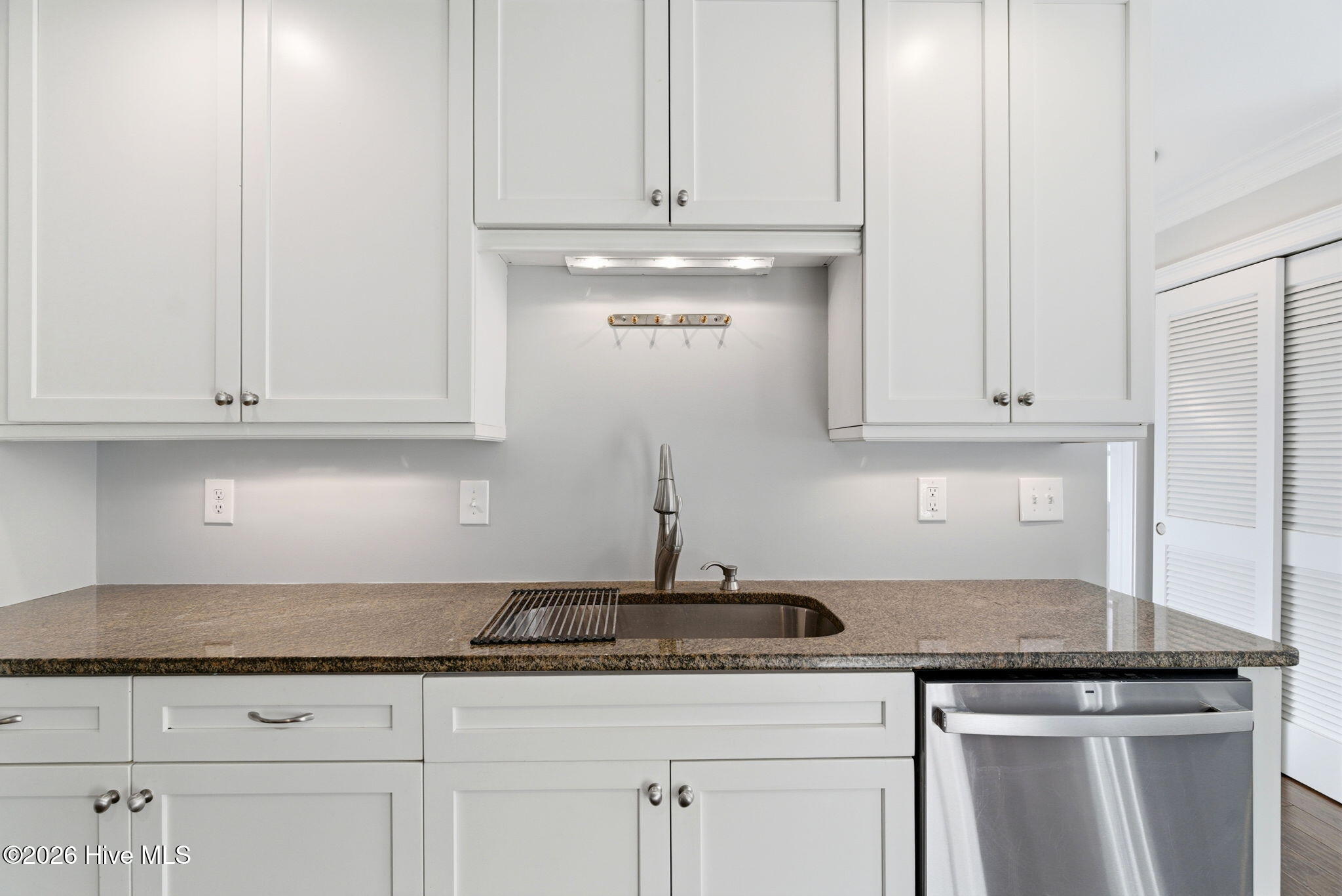 100569519 | Photo 16