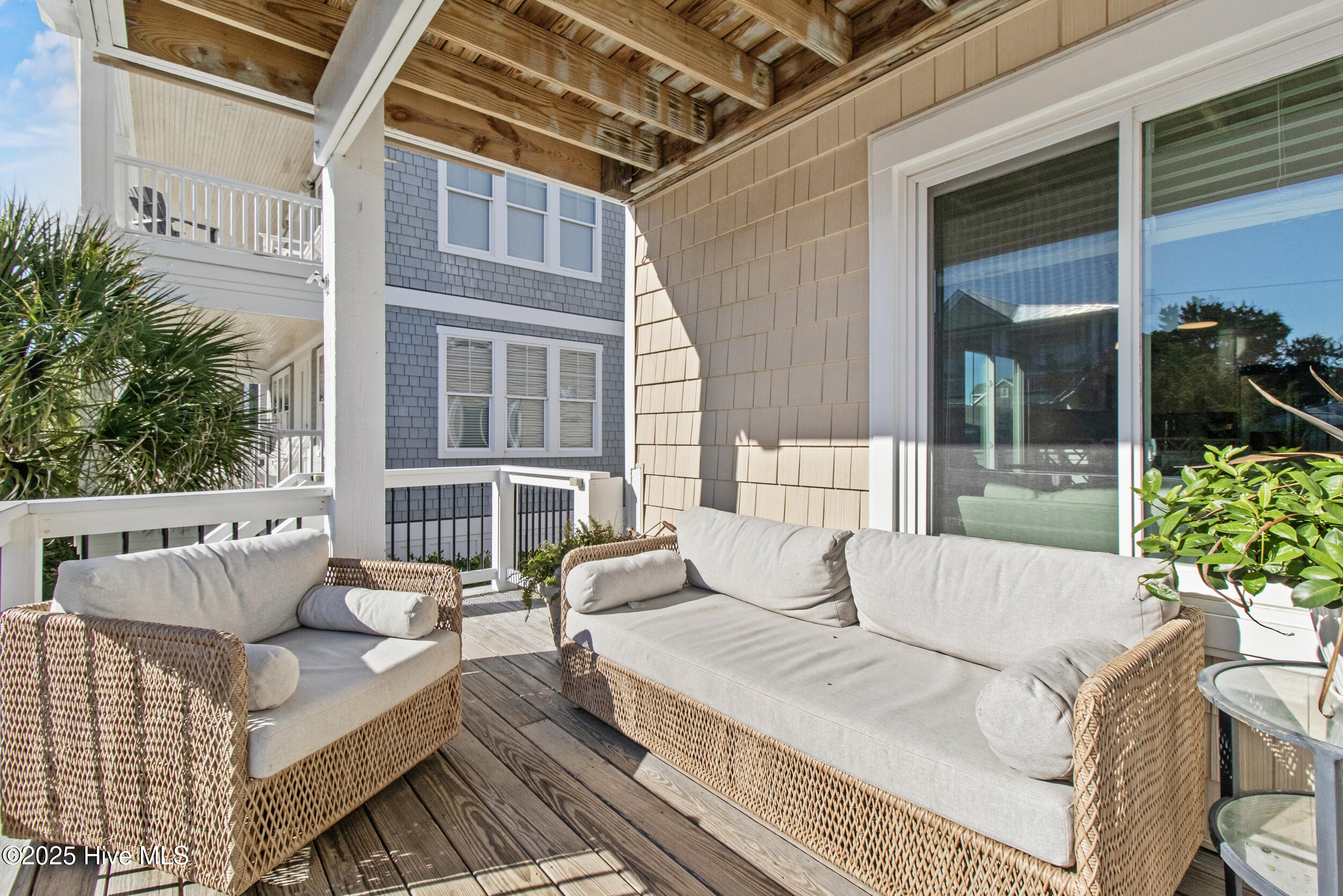 100545997 | Photo 11