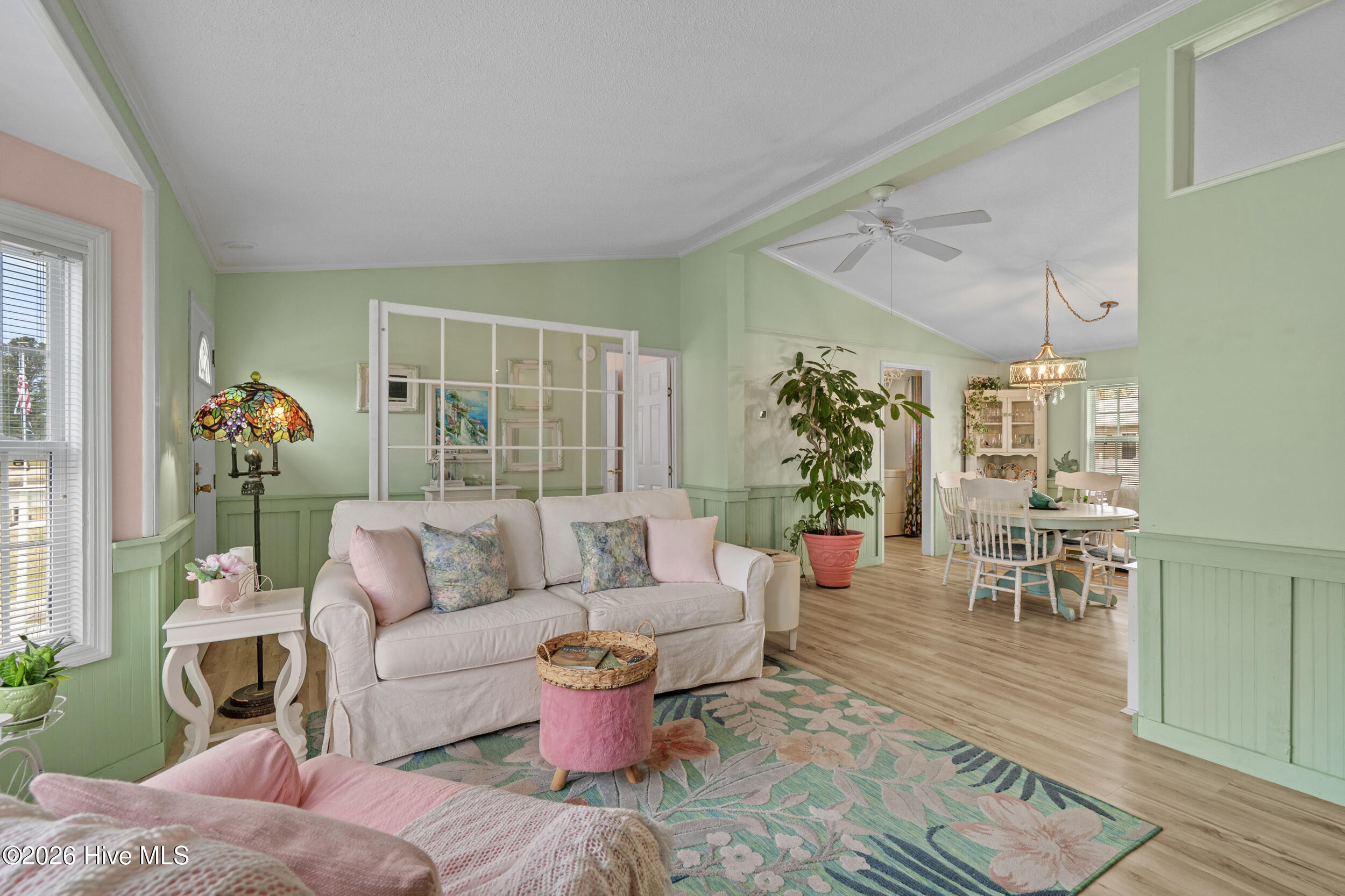 100562690 | Photo 10