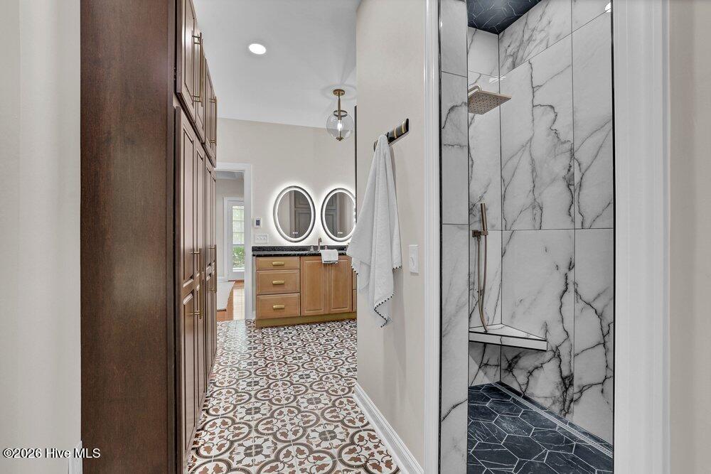 100569343 | Photo 23