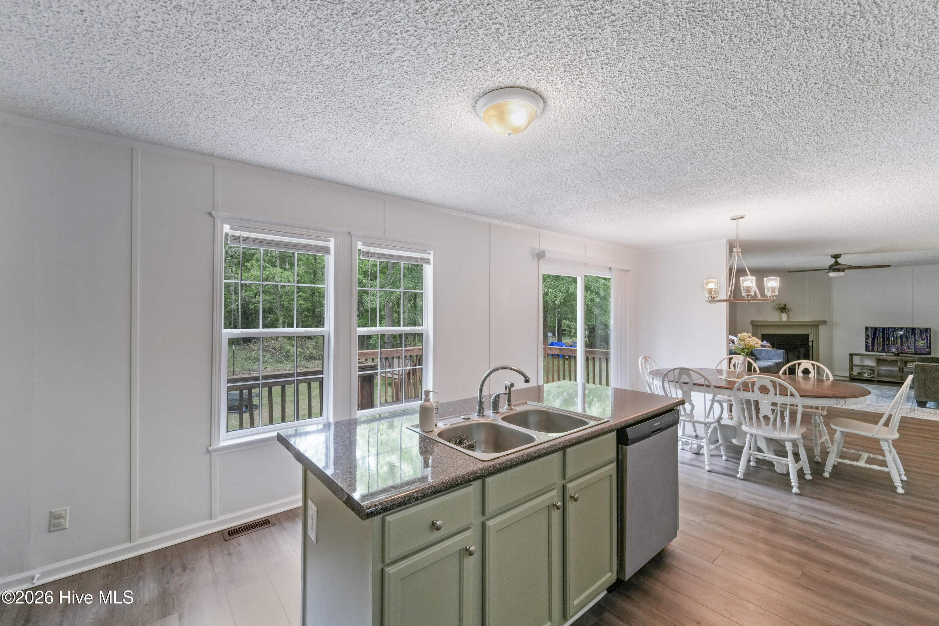 100570687 | Photo 25