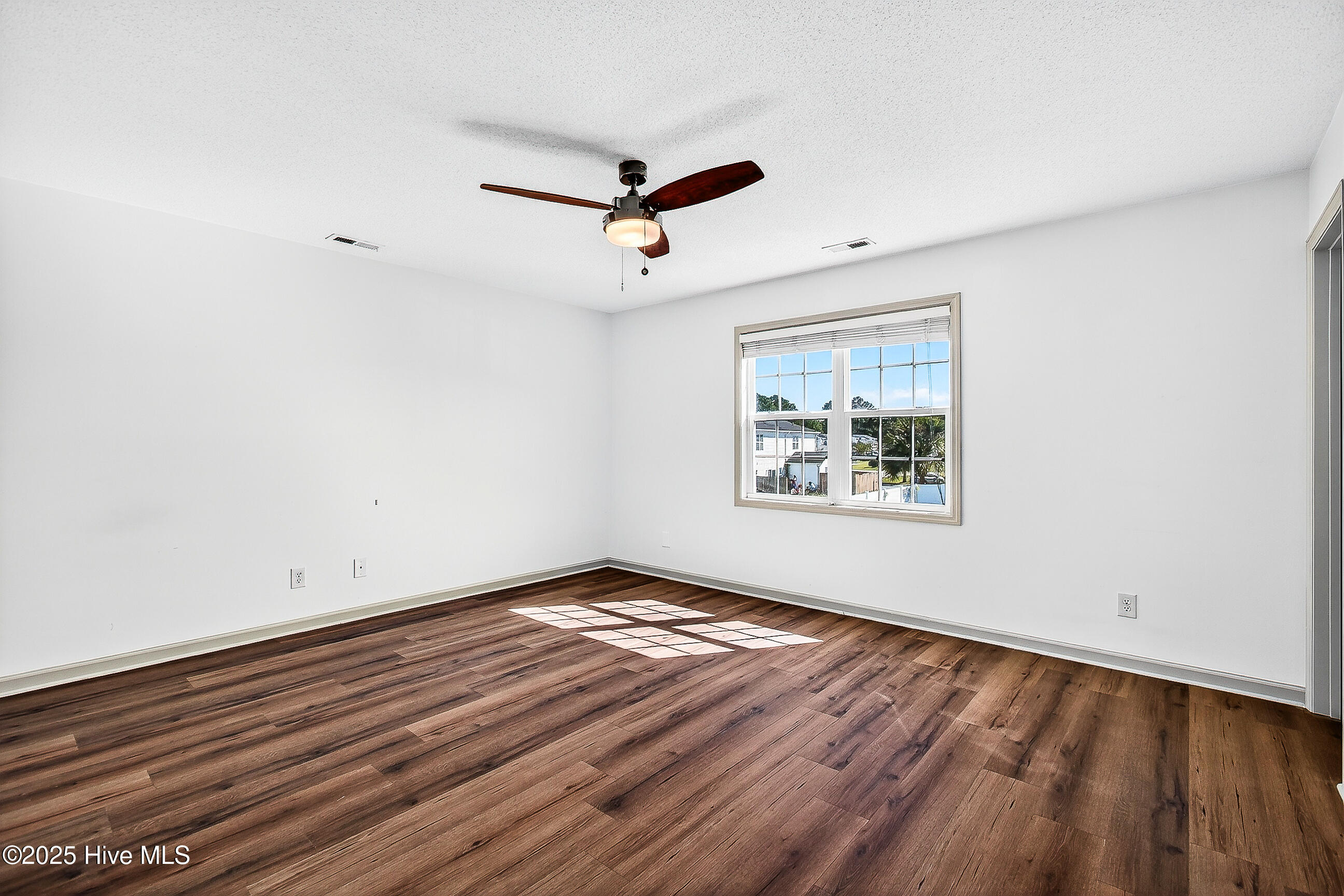 100537244 | Photo 25