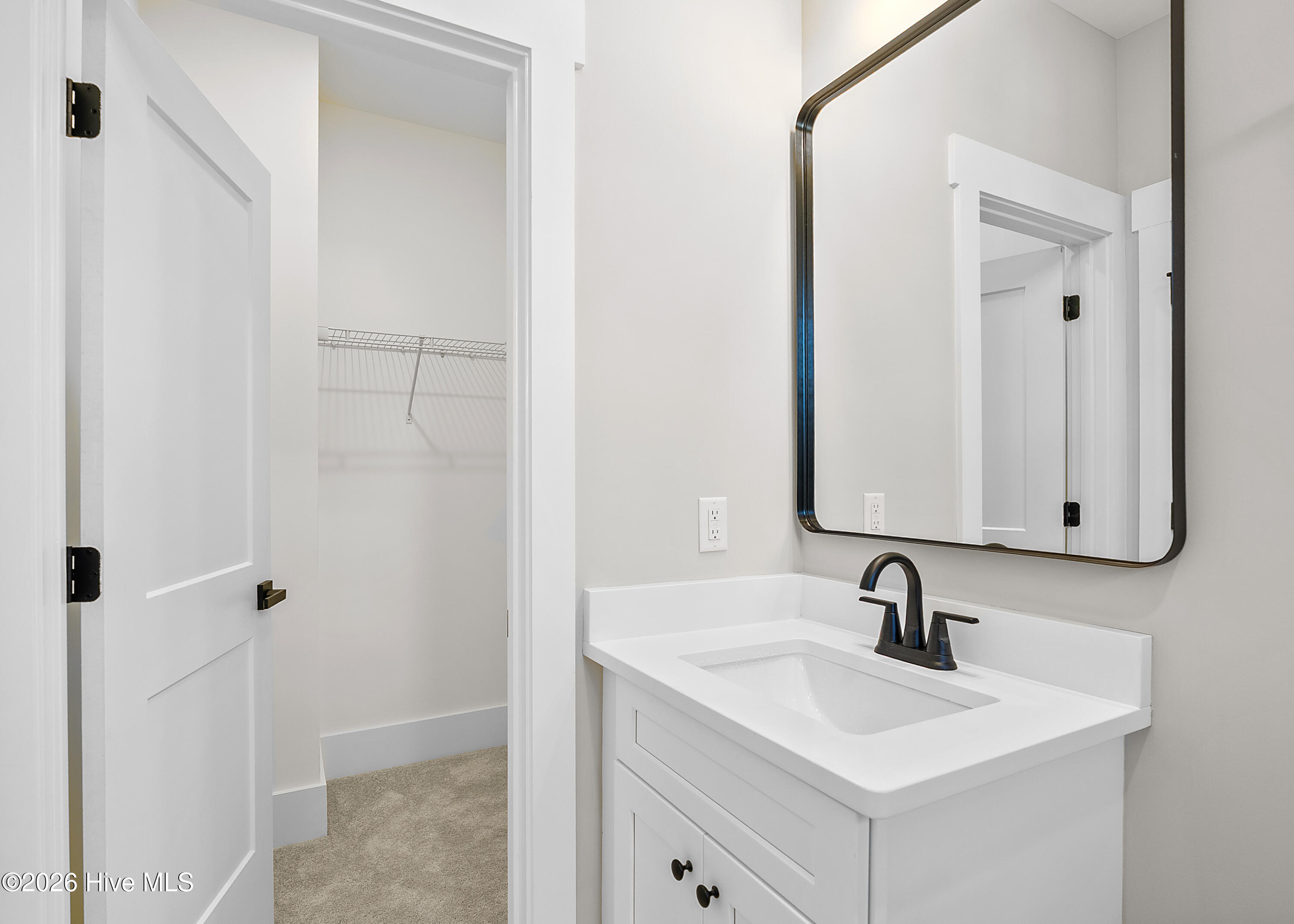 100566285 | Photo 31