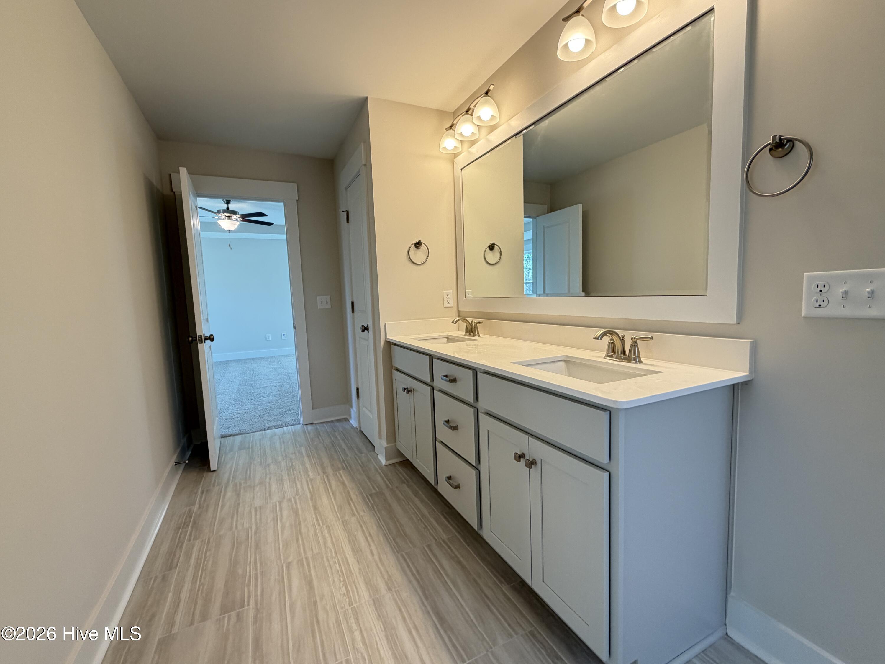 100542700 | Photo 18