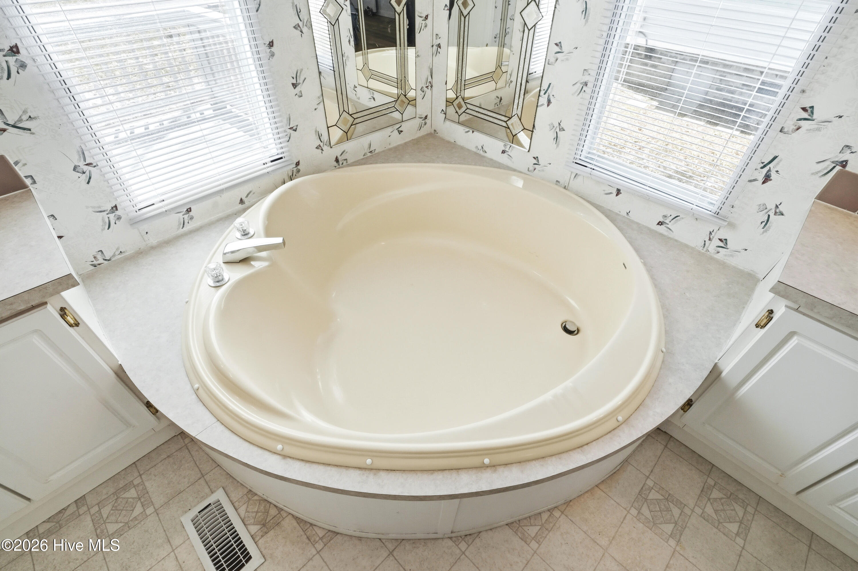 100565641 | Photo 28