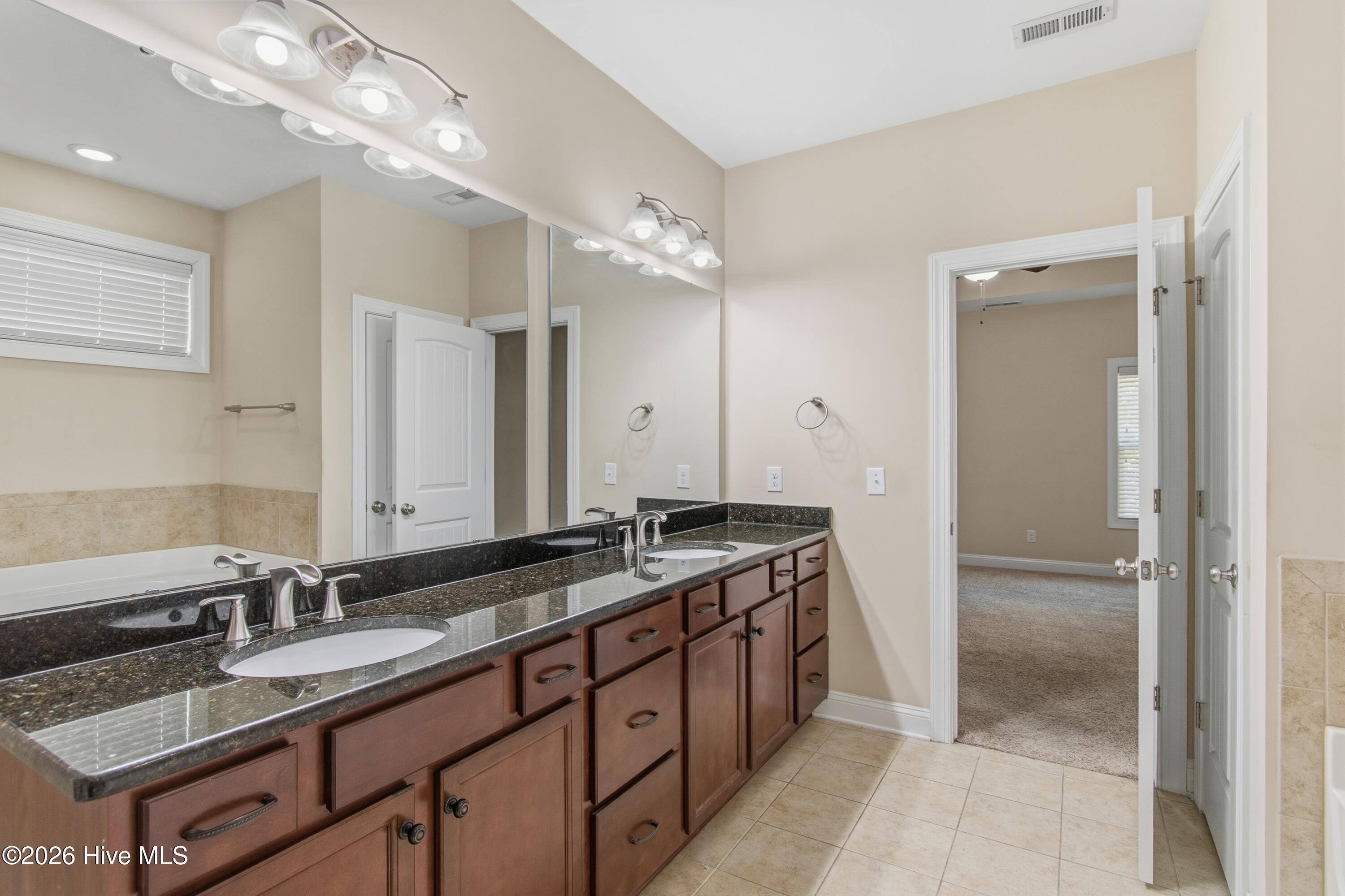 100549174 | Photo 23