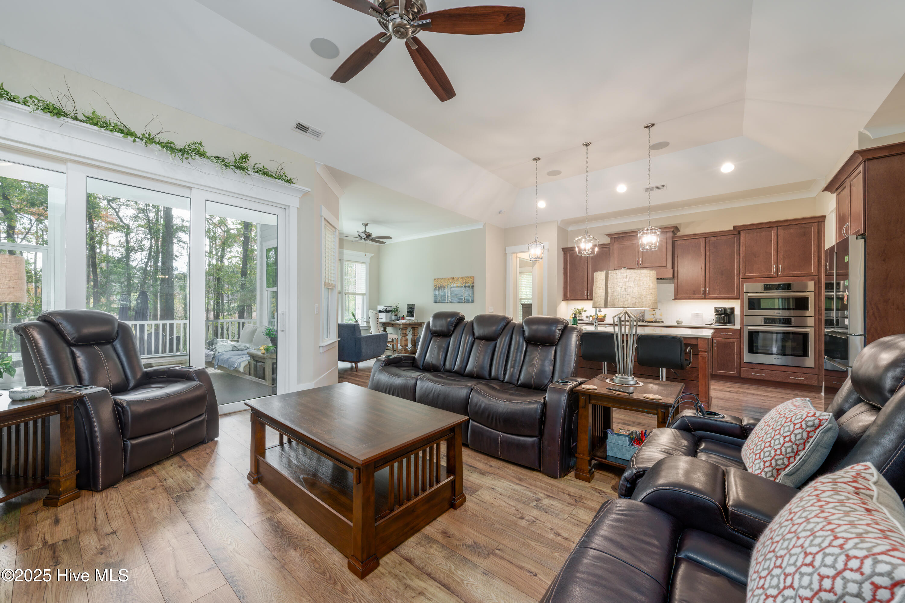 100537850 | Photo 14