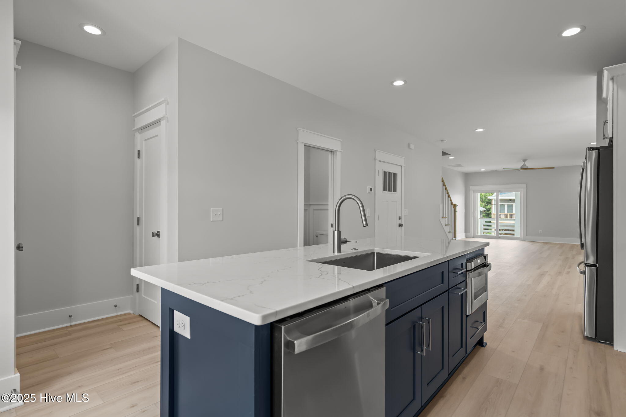 100537878 | Photo 11