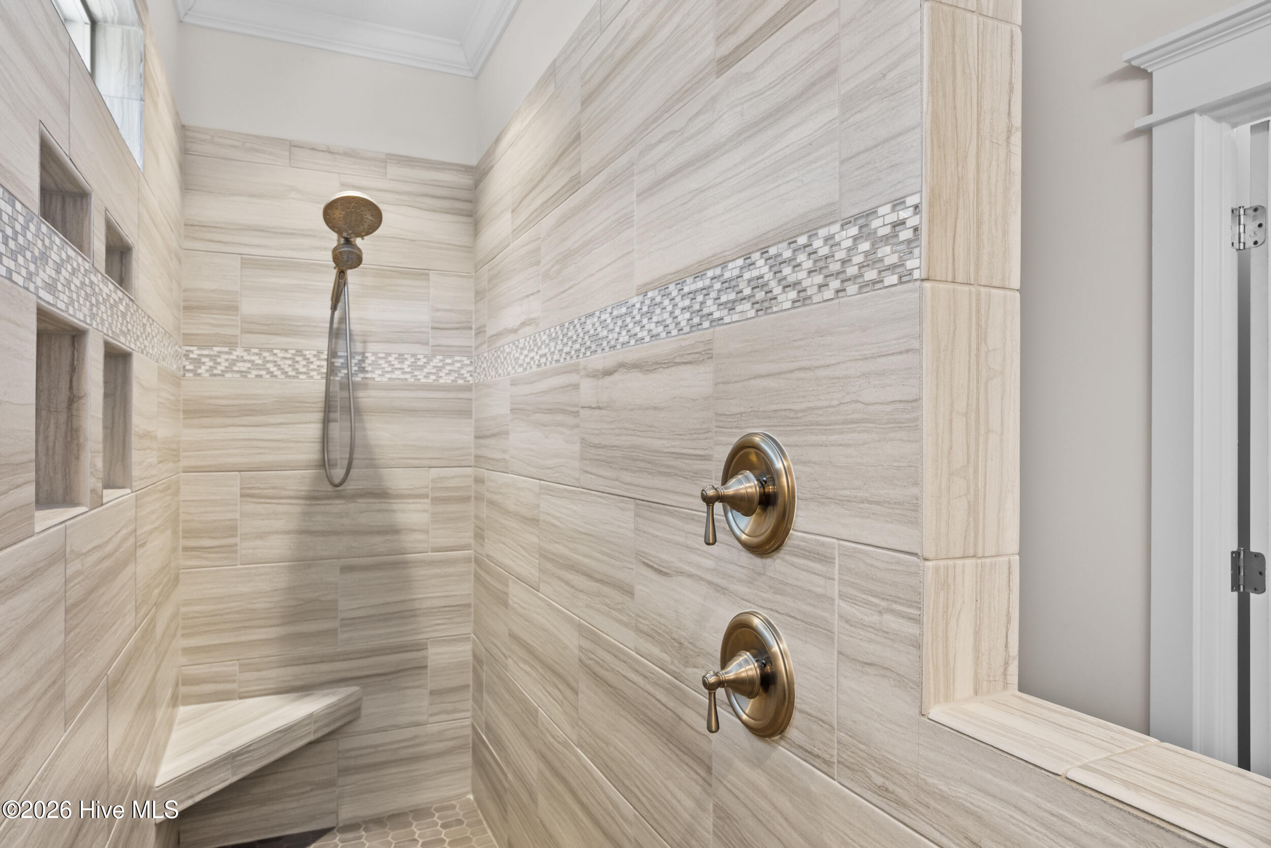 100562182 | Photo 41