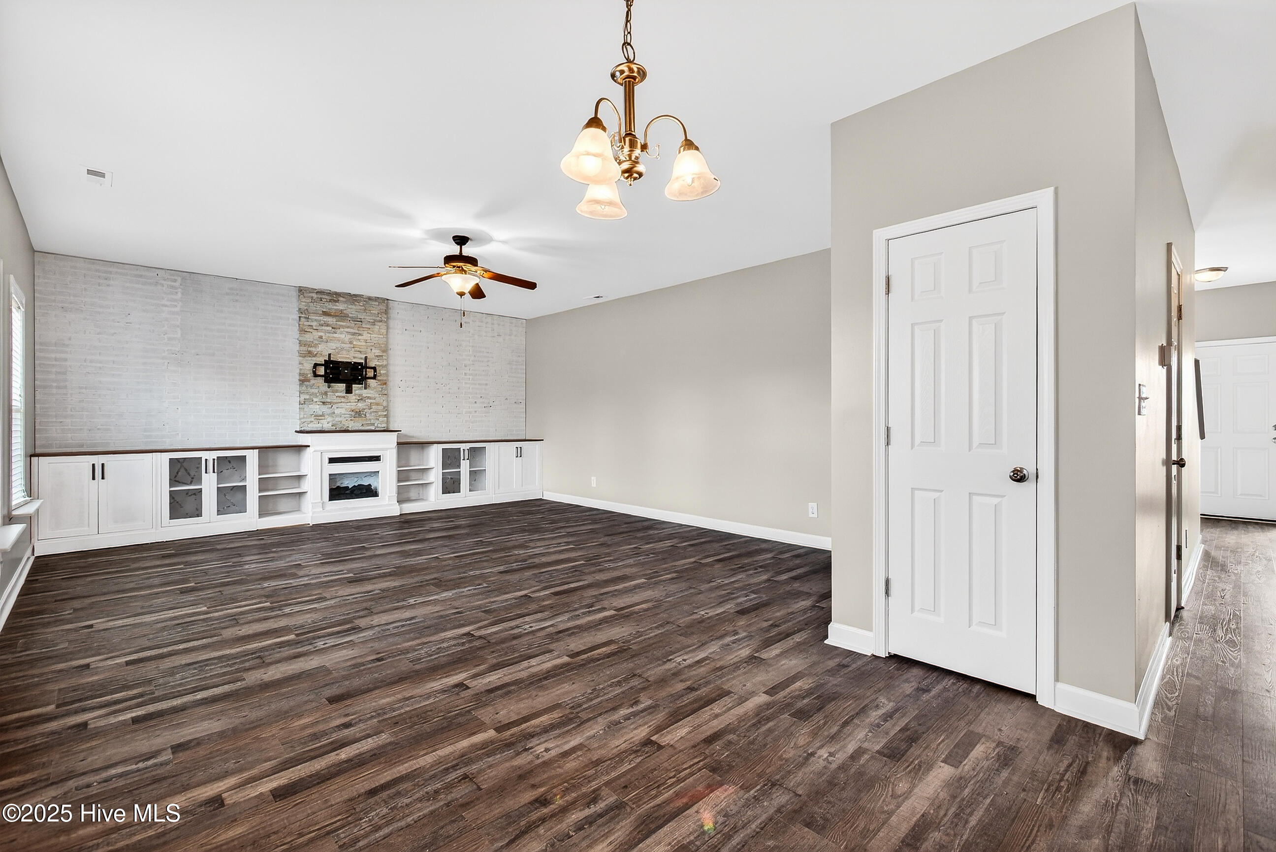 100547089 | Photo 15