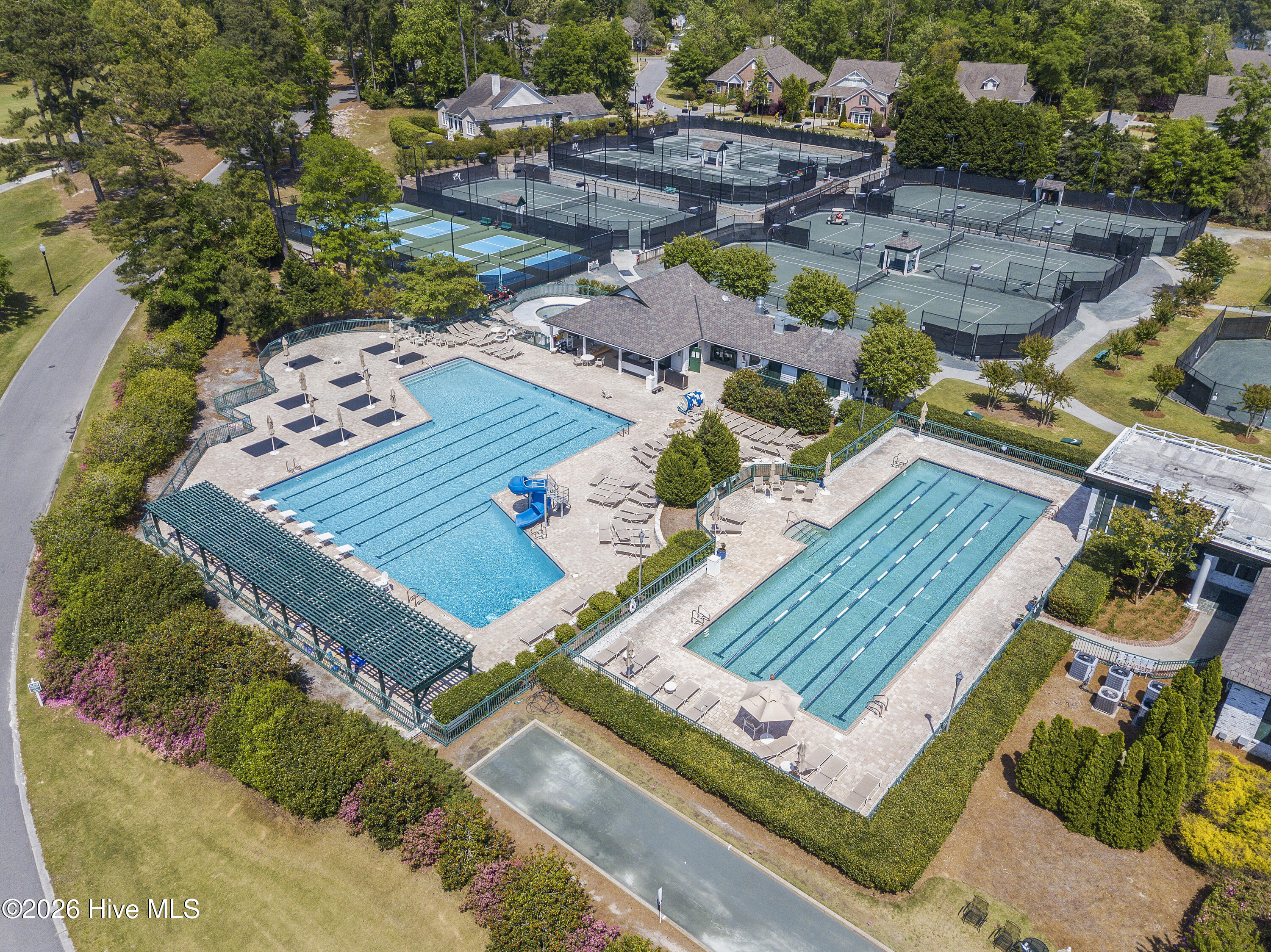 100548933 | Photo 75