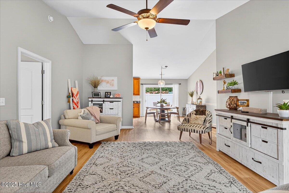 100530290 | Photo 12