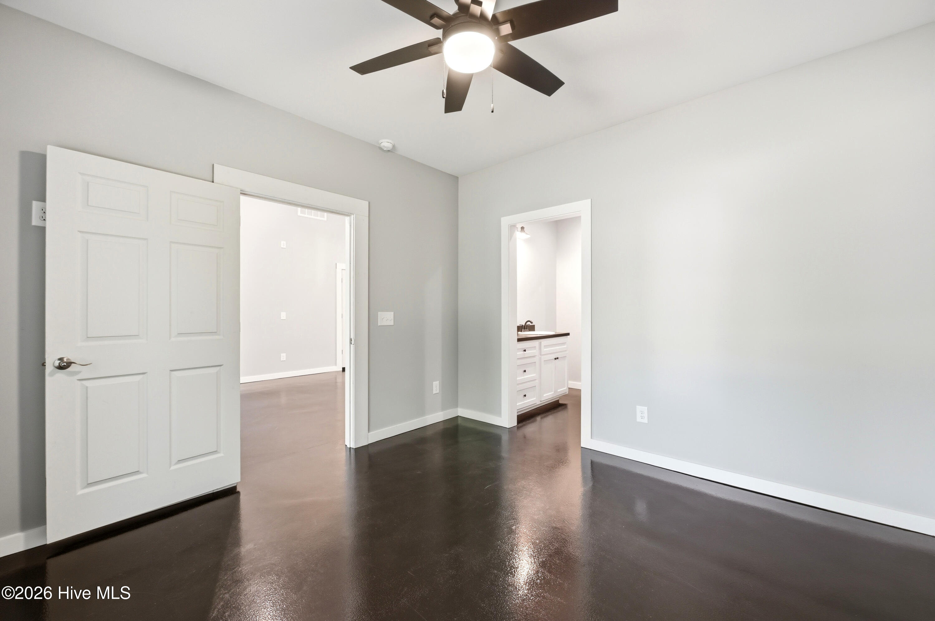 100570518 | Photo 18