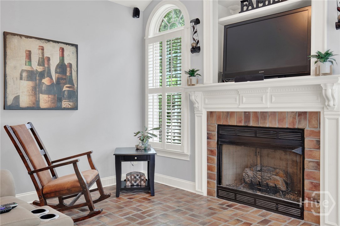 Keeping room with 2nd gas fire place