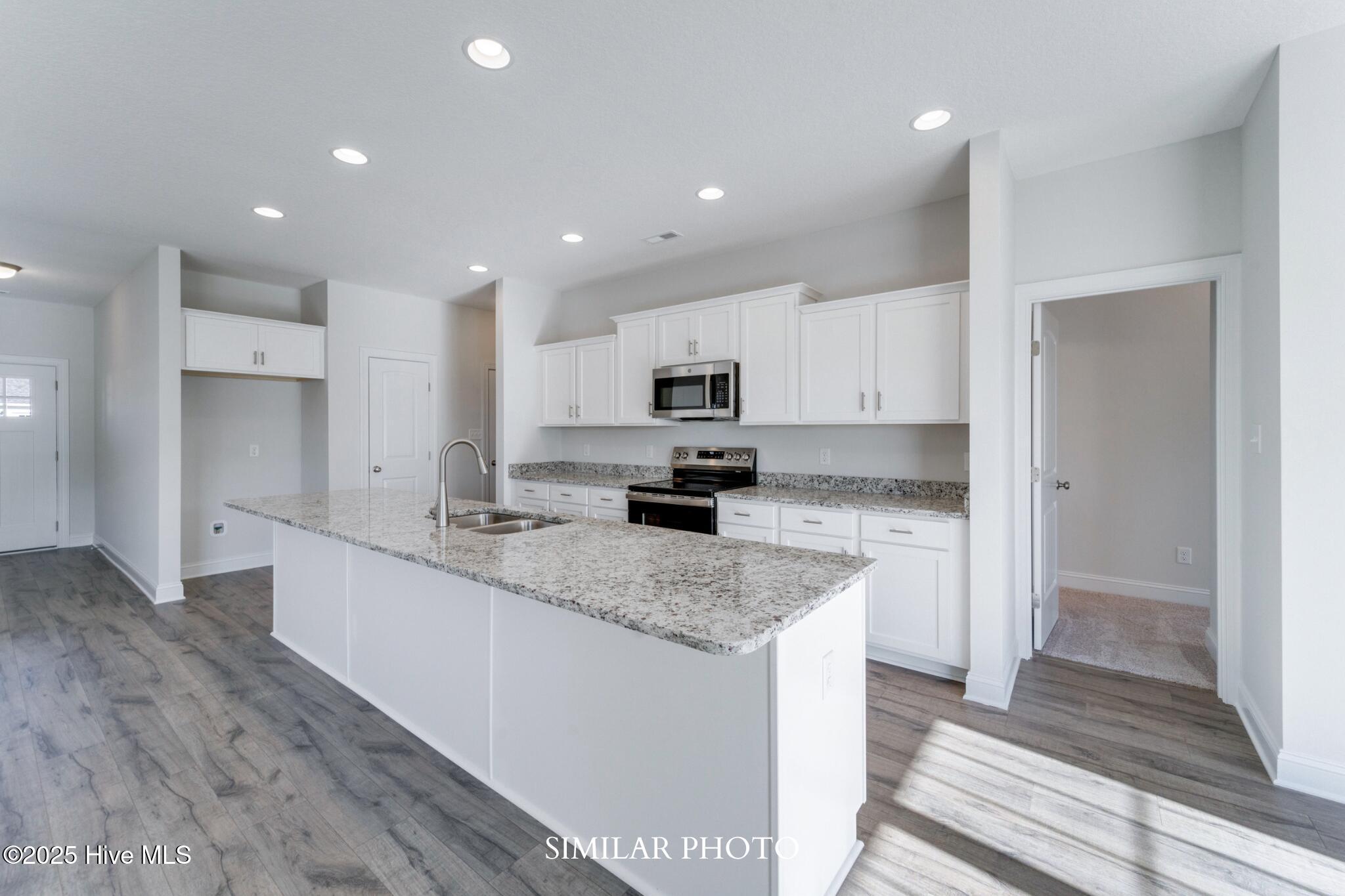 100521847 | Photo 11