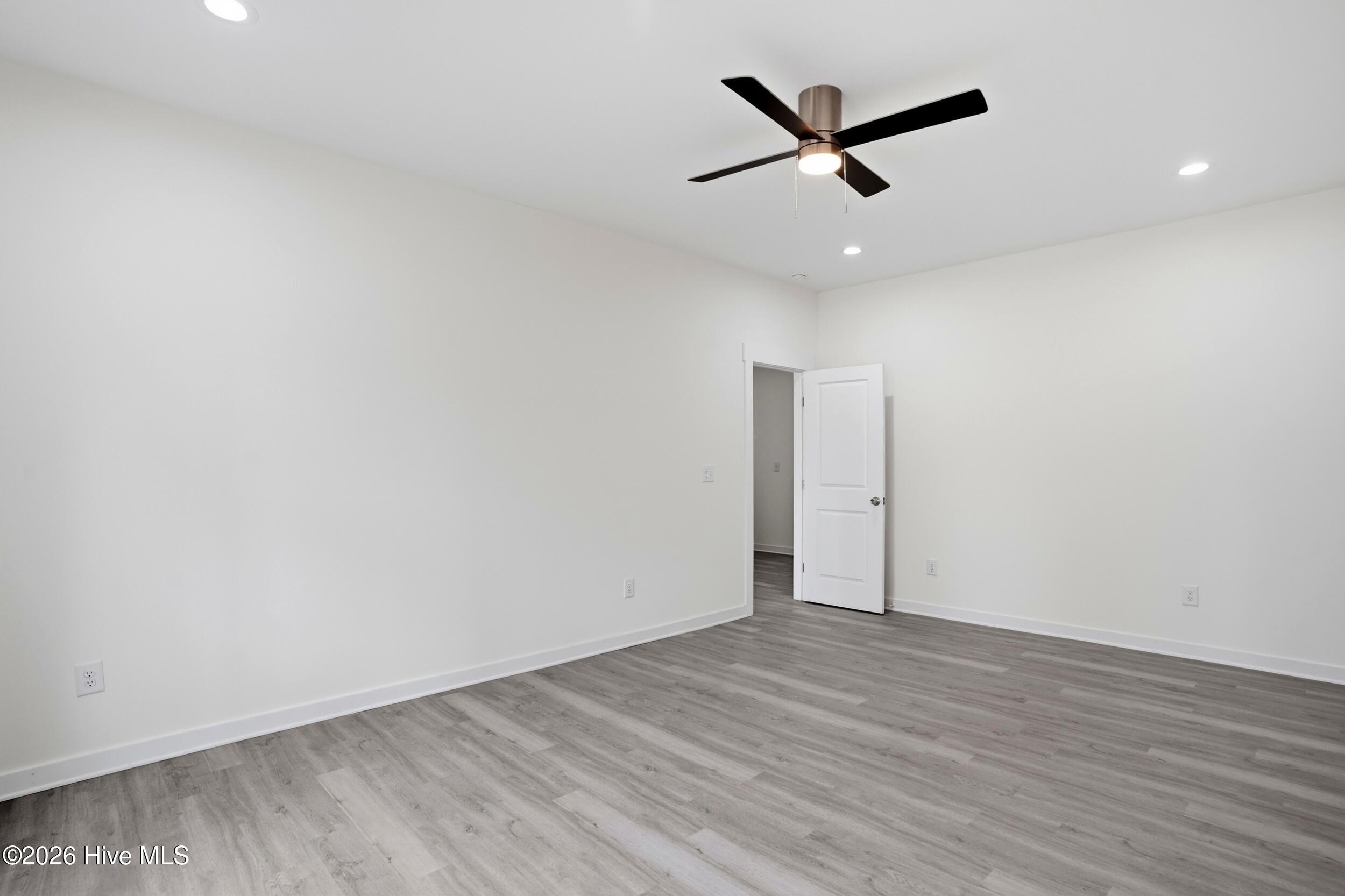 100558346 | Photo 23