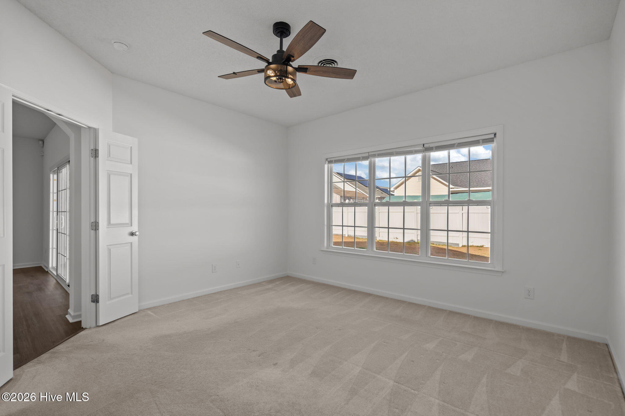 100549107 | Photo 24