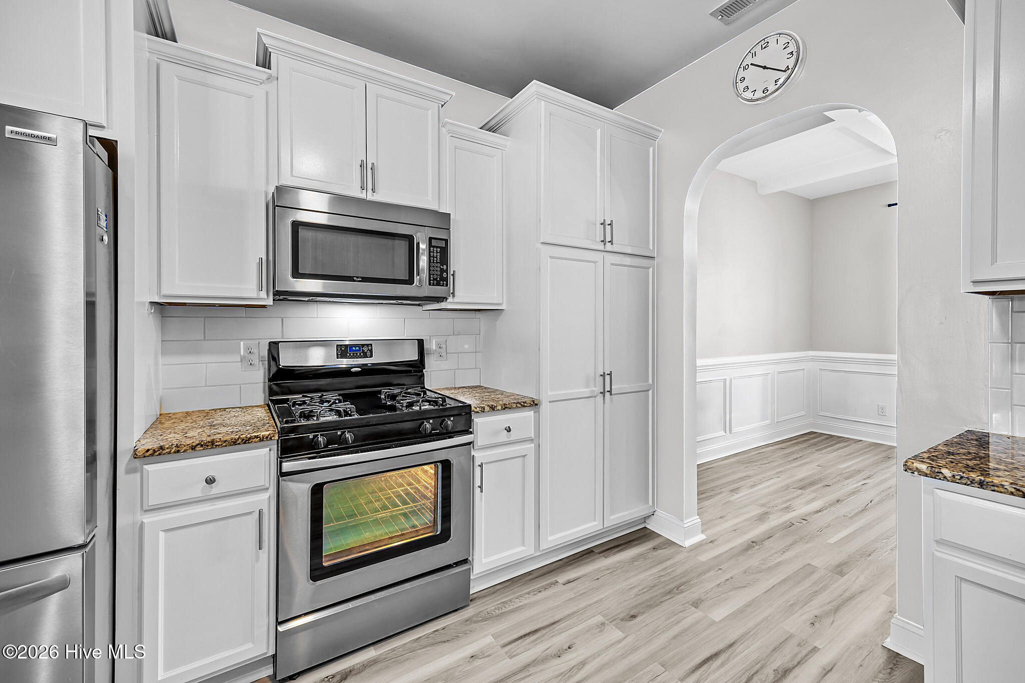 100561855 | Photo 15