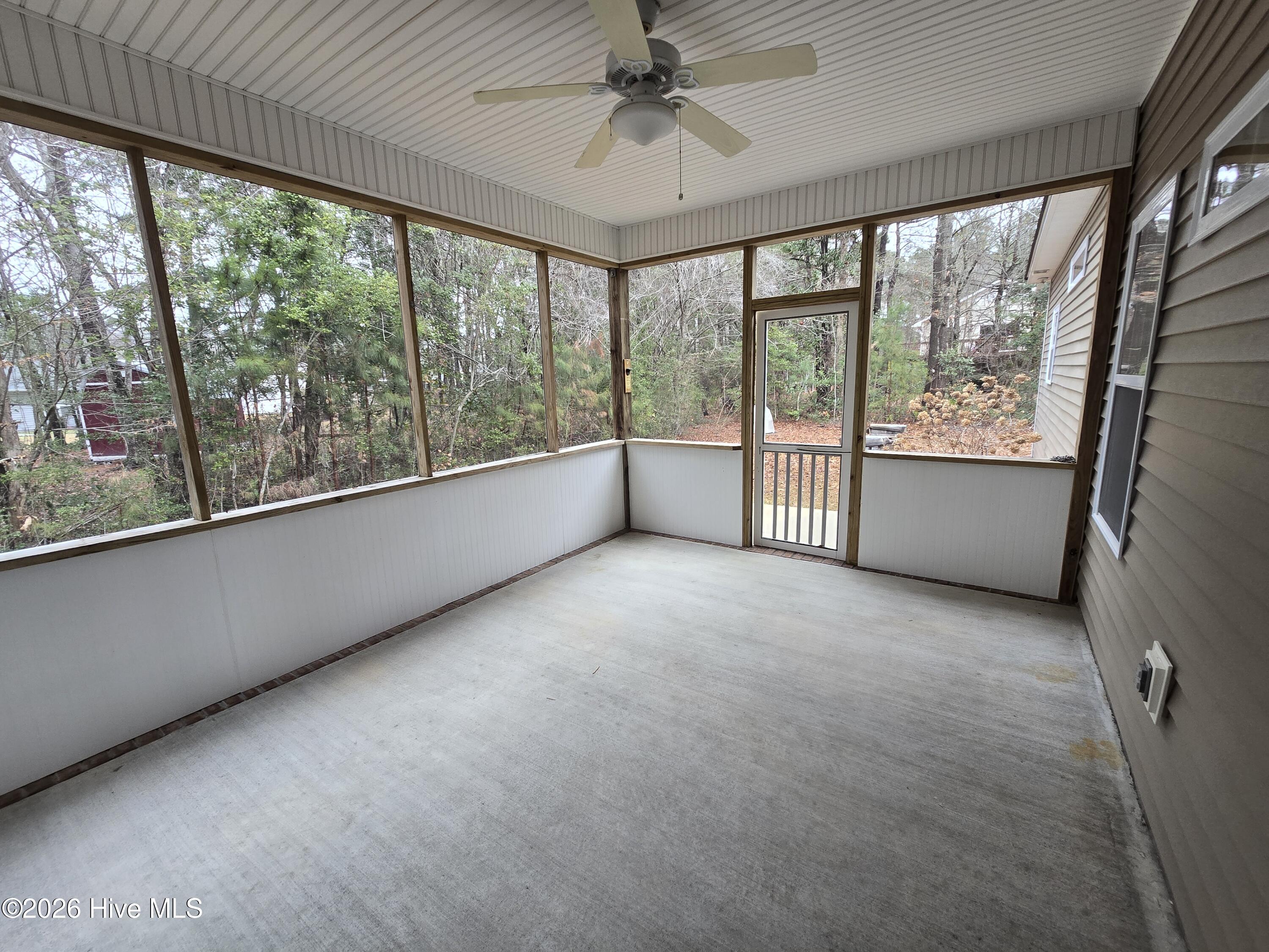 100547360 | Photo 23