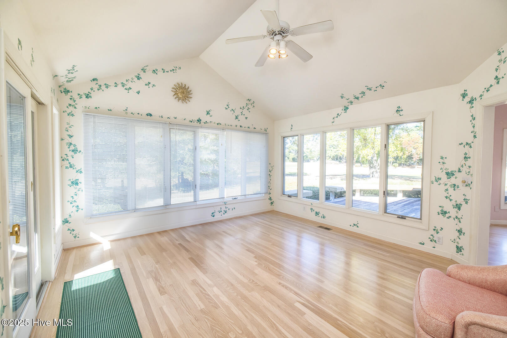 100544810 | Photo 21