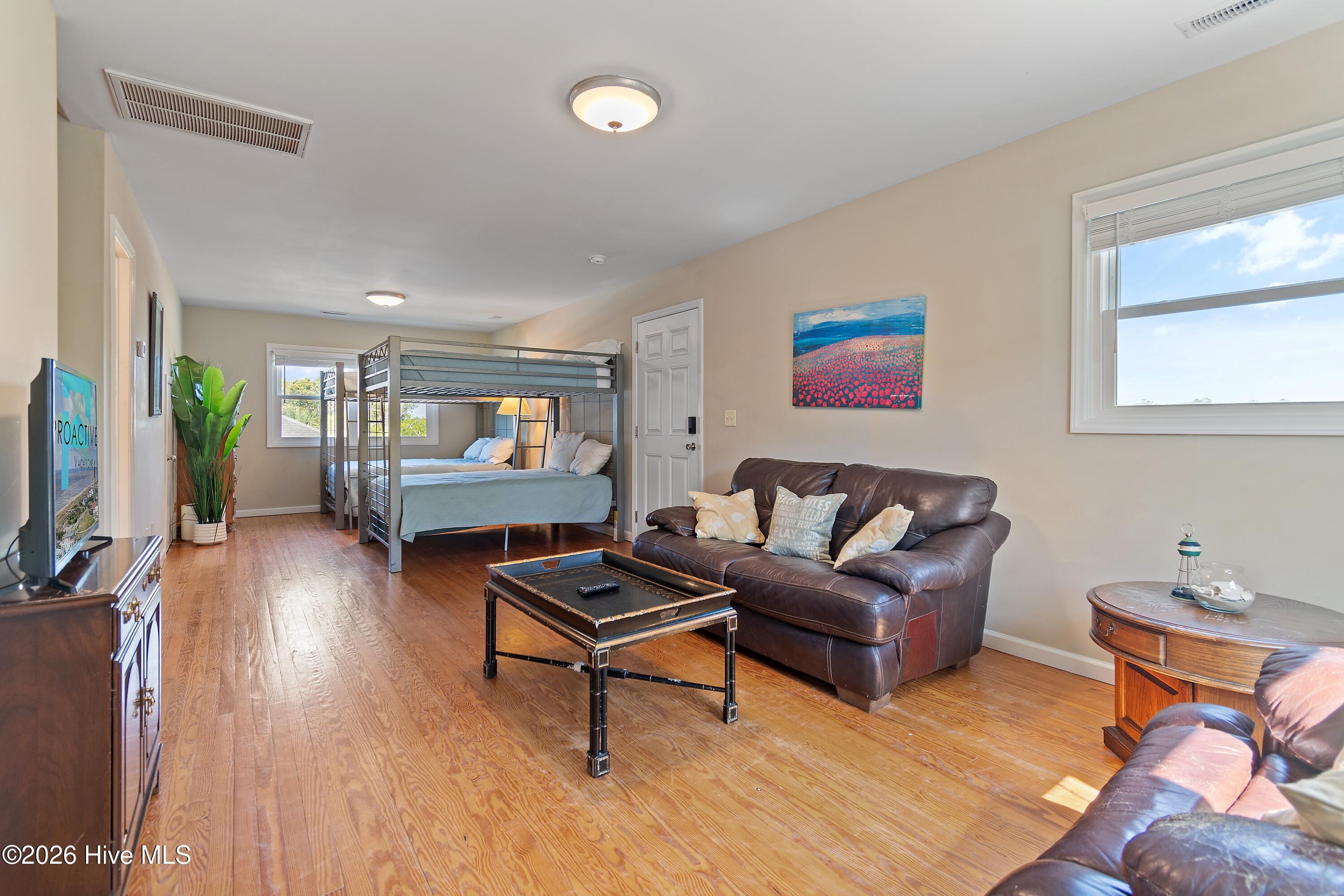 100569880 | Photo 22