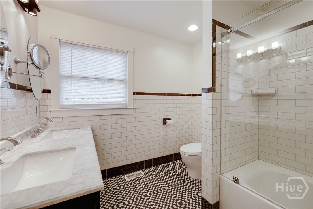 en suite master bath