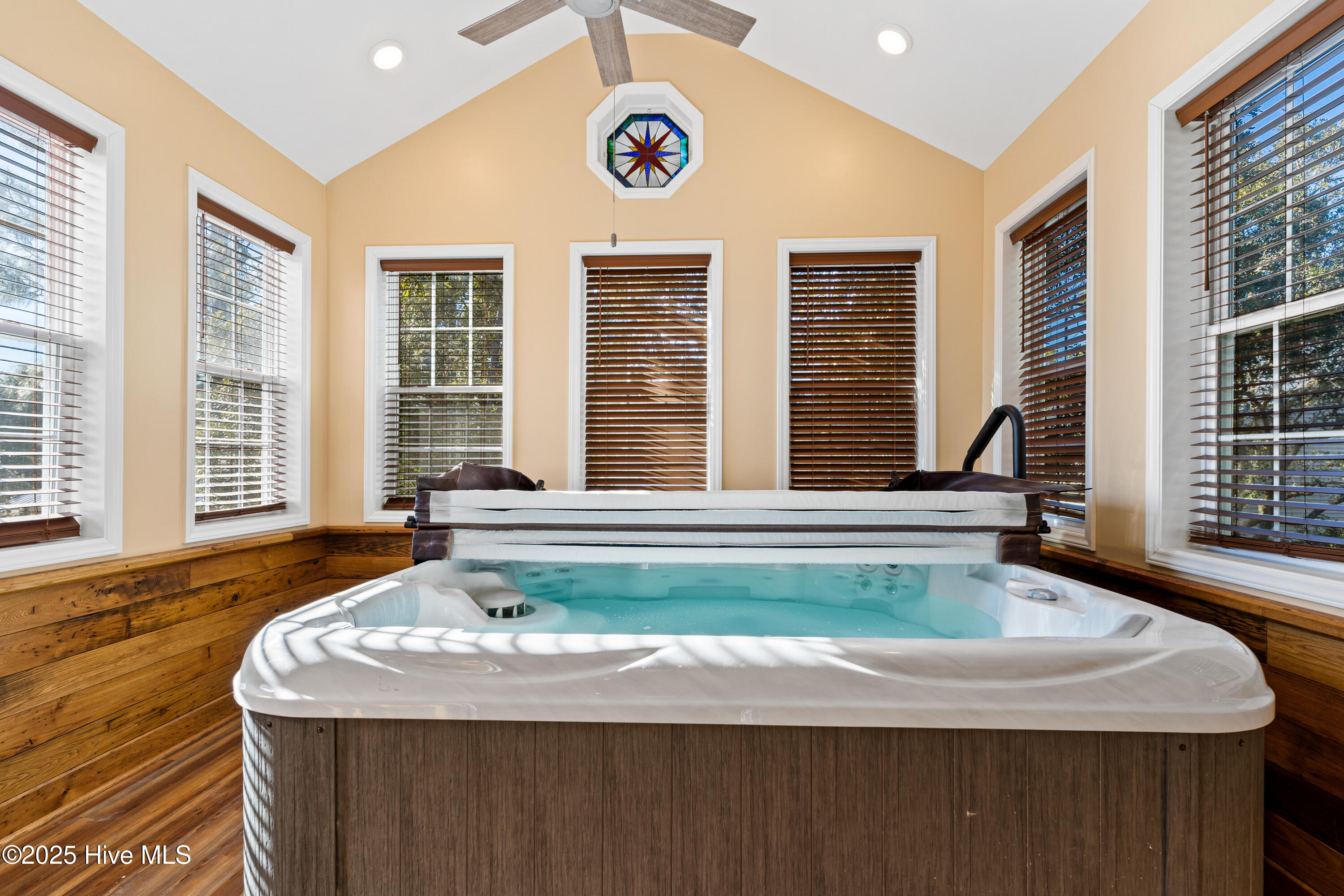 100482741 | Photo 19