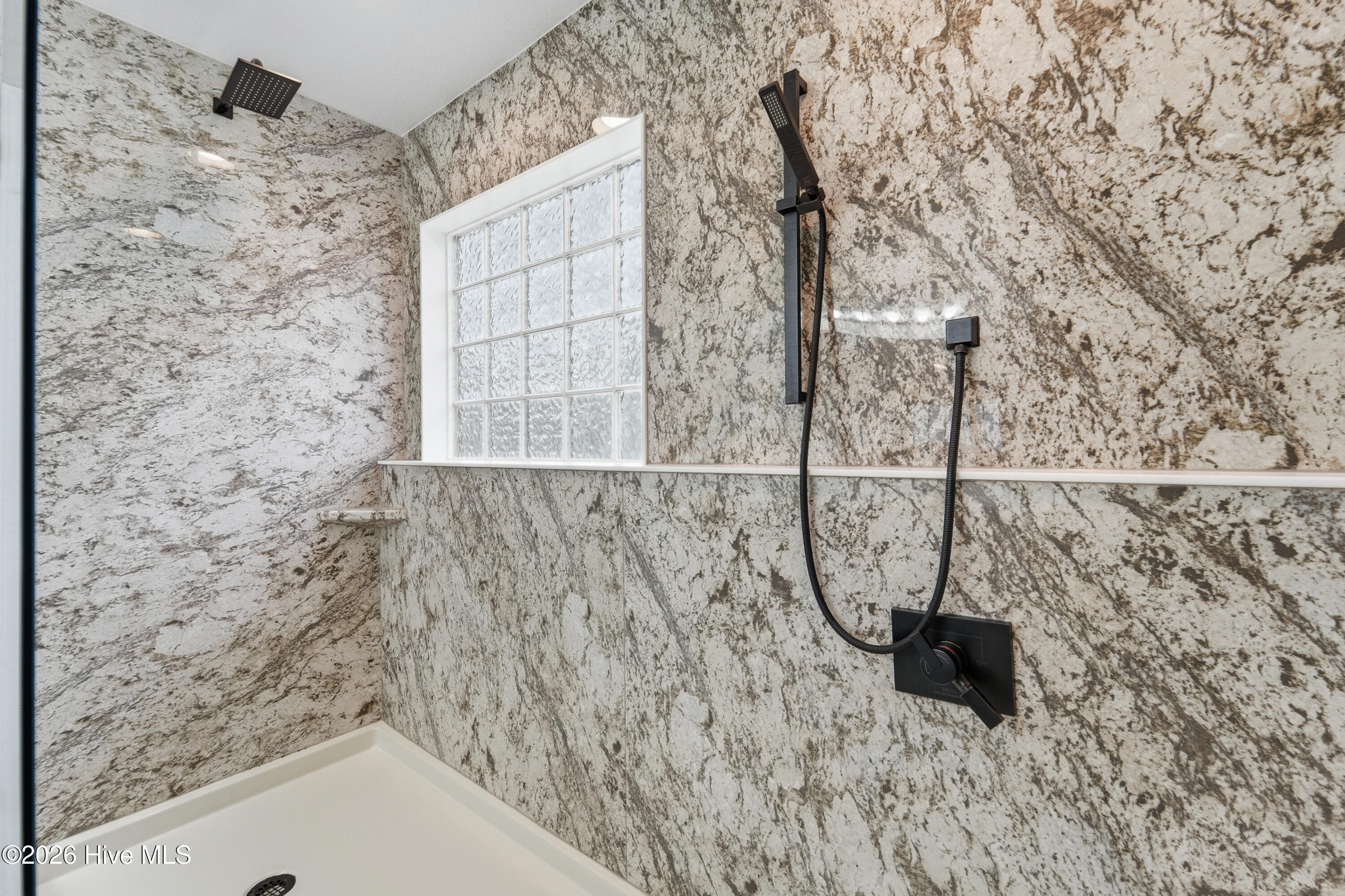 100570478 | Photo 33