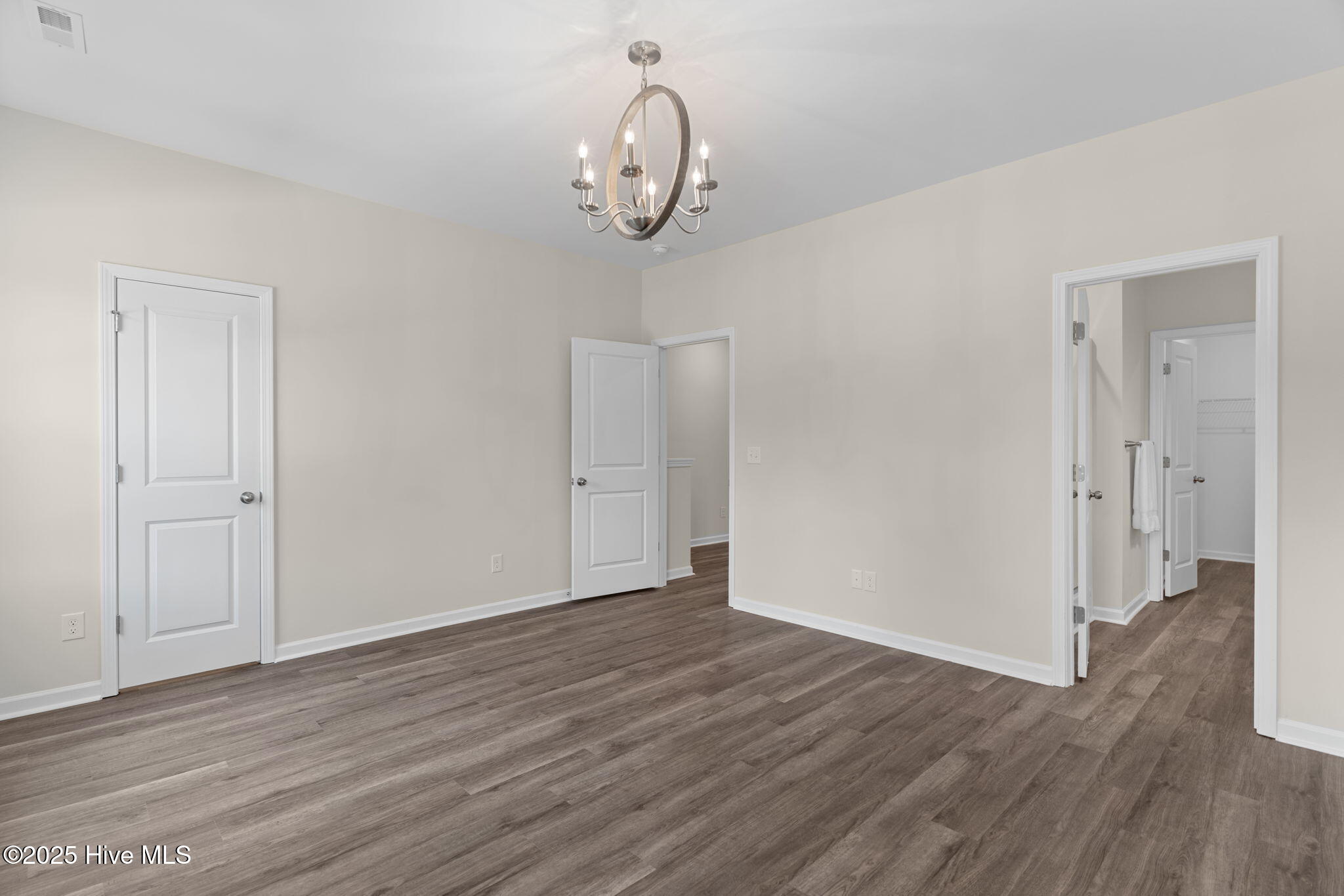 100454389 | Photo 19