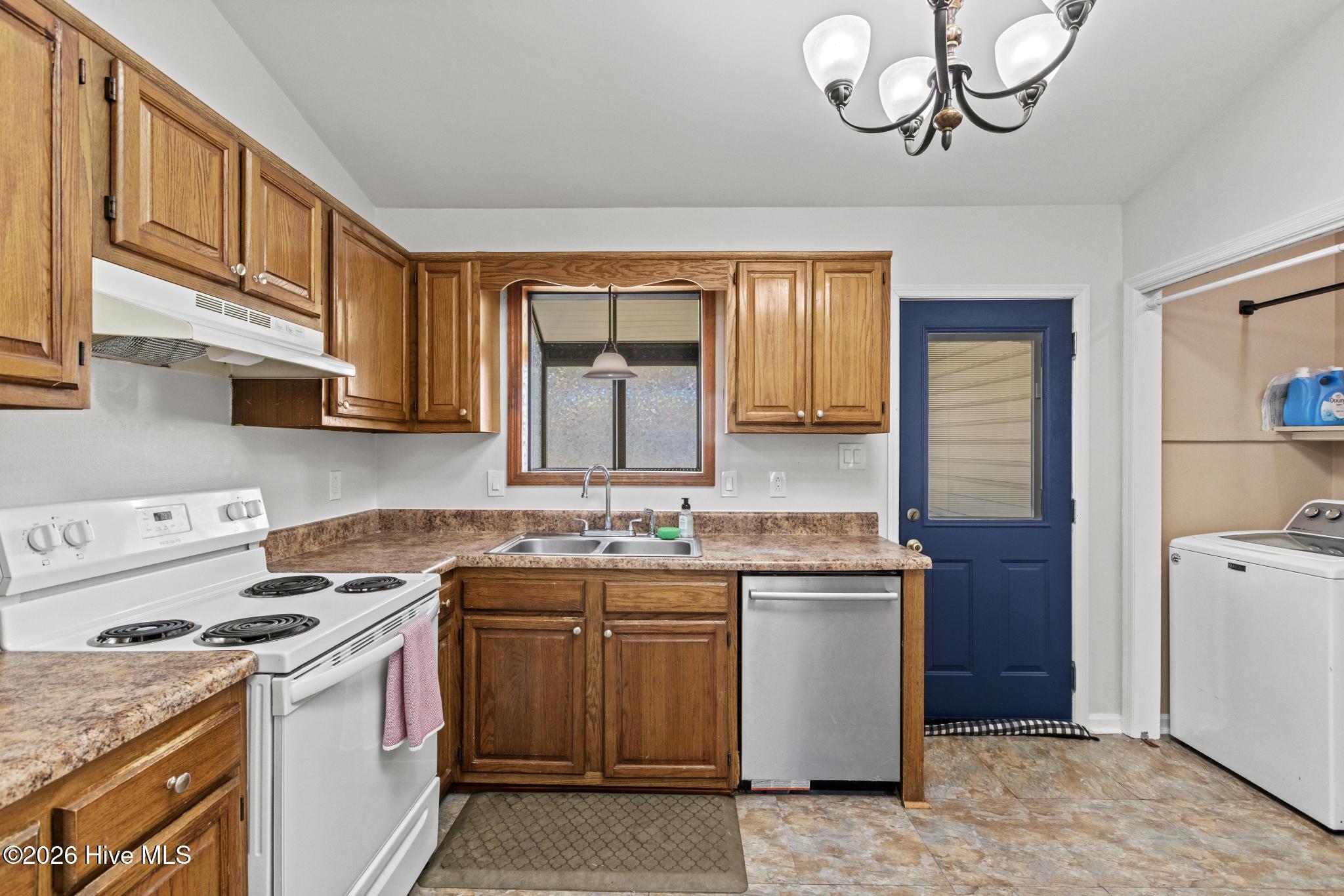 100558946 | Photo 16