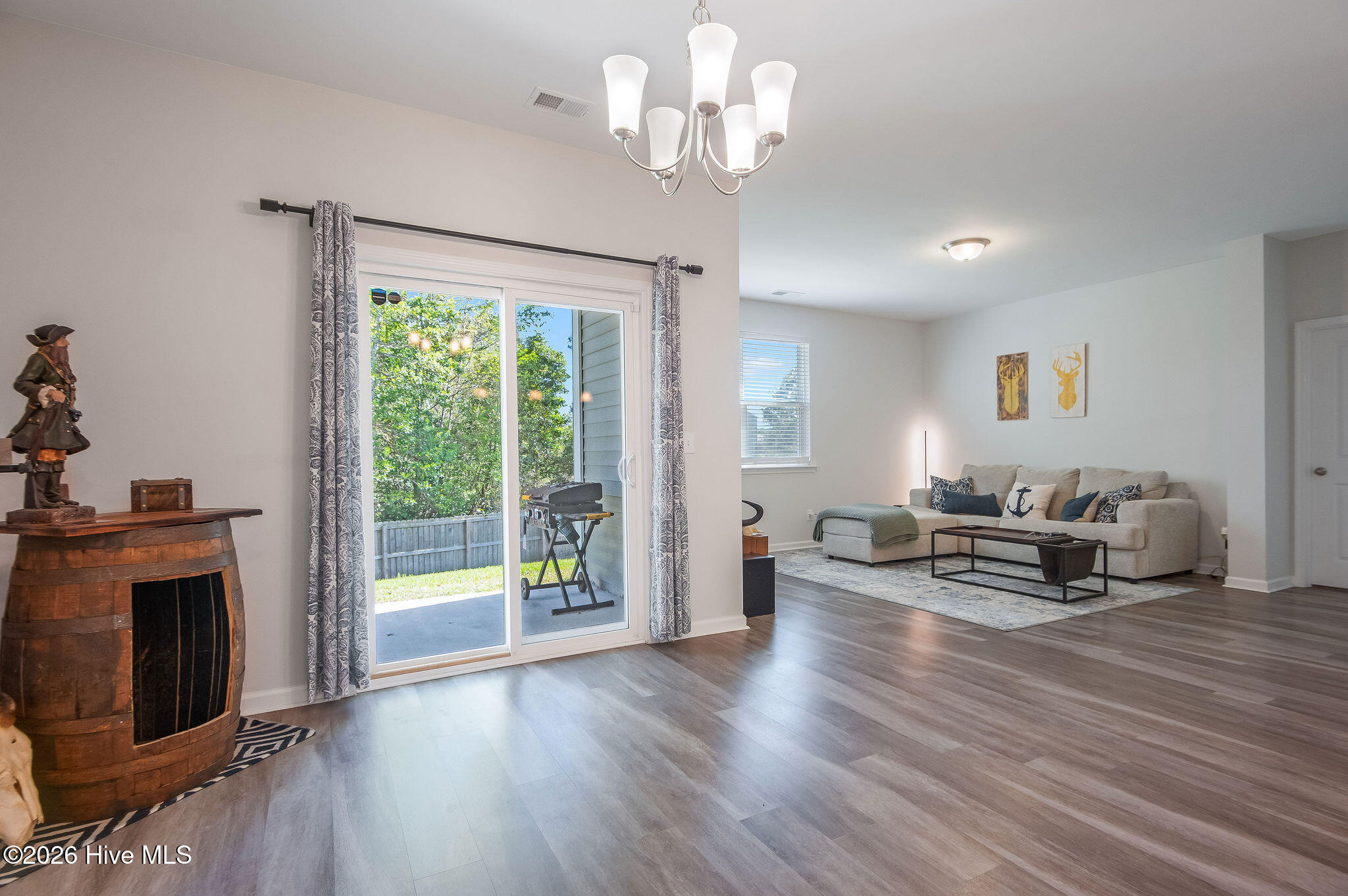 100562701 | Photo 26