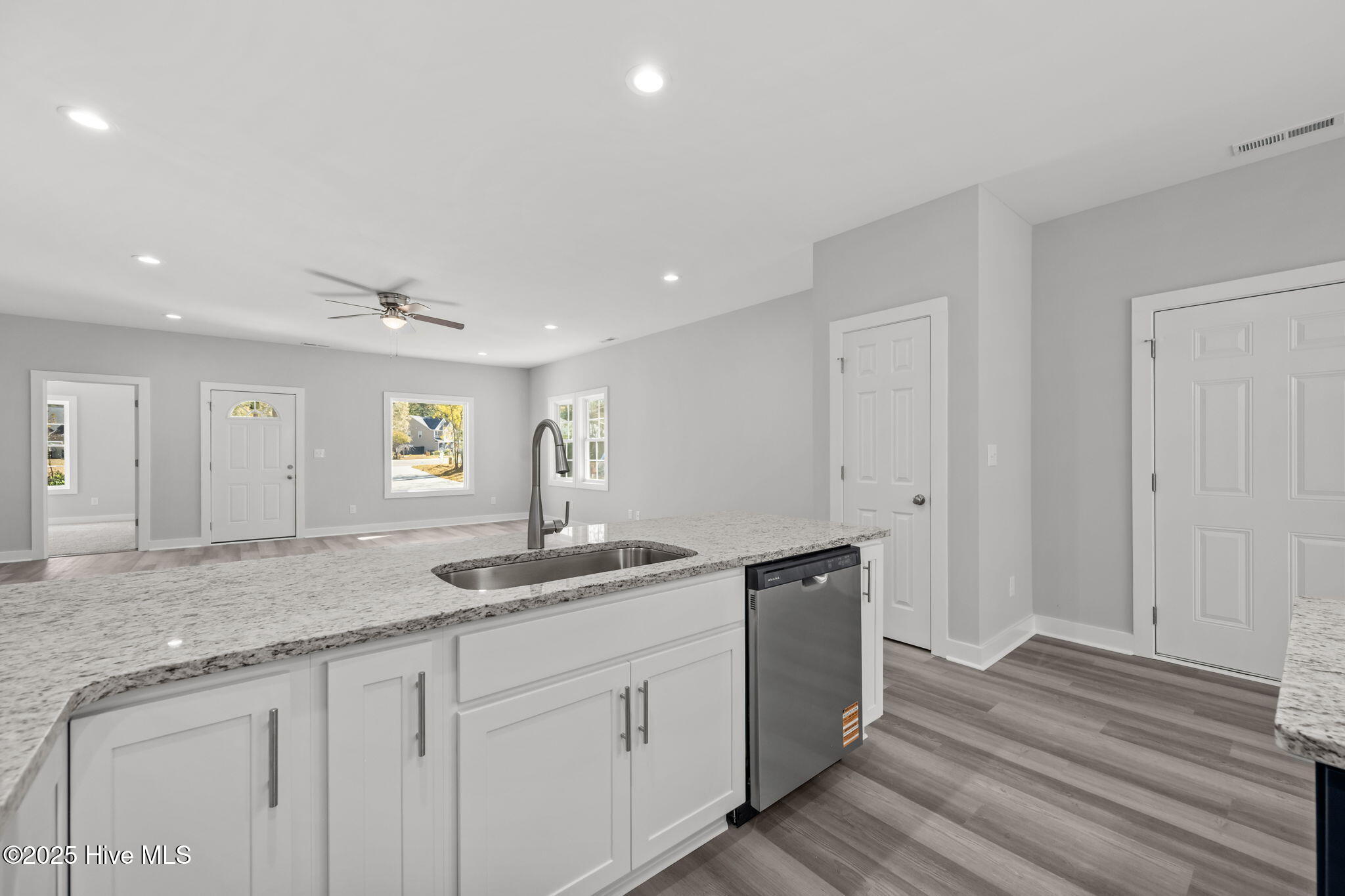 100545832 | Photo 18