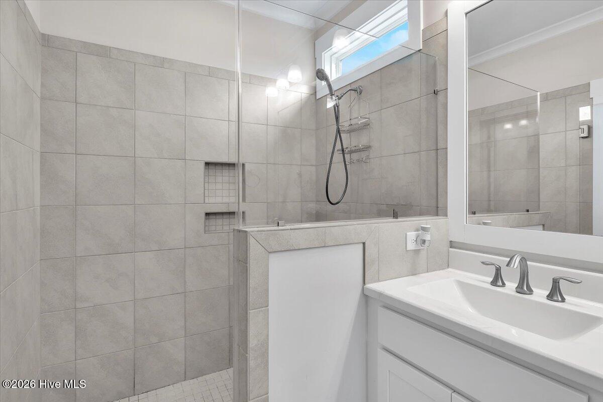 100548797 | Photo 56