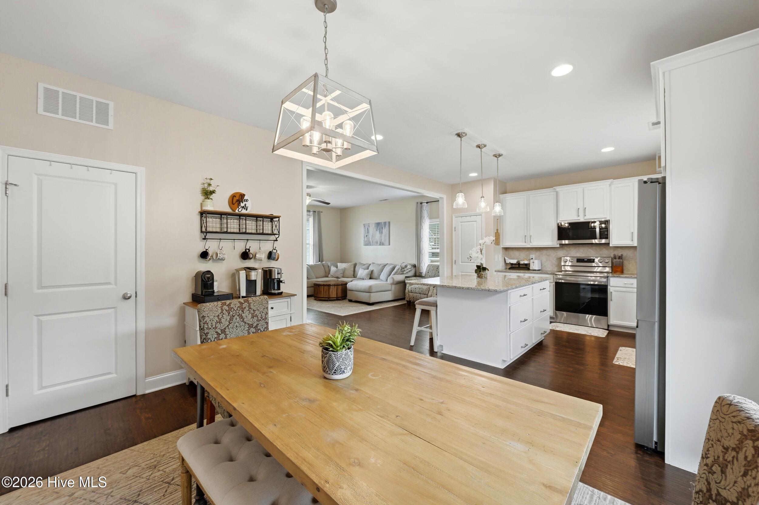 100560210 | Photo 12