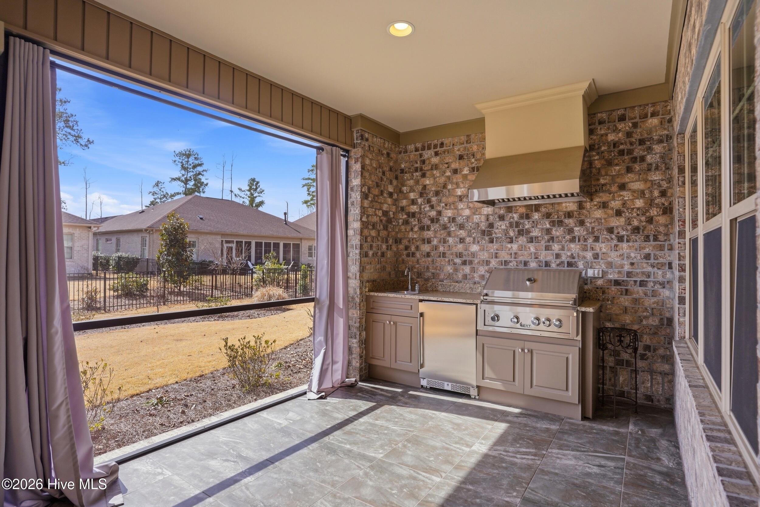 100560979 | Photo 37