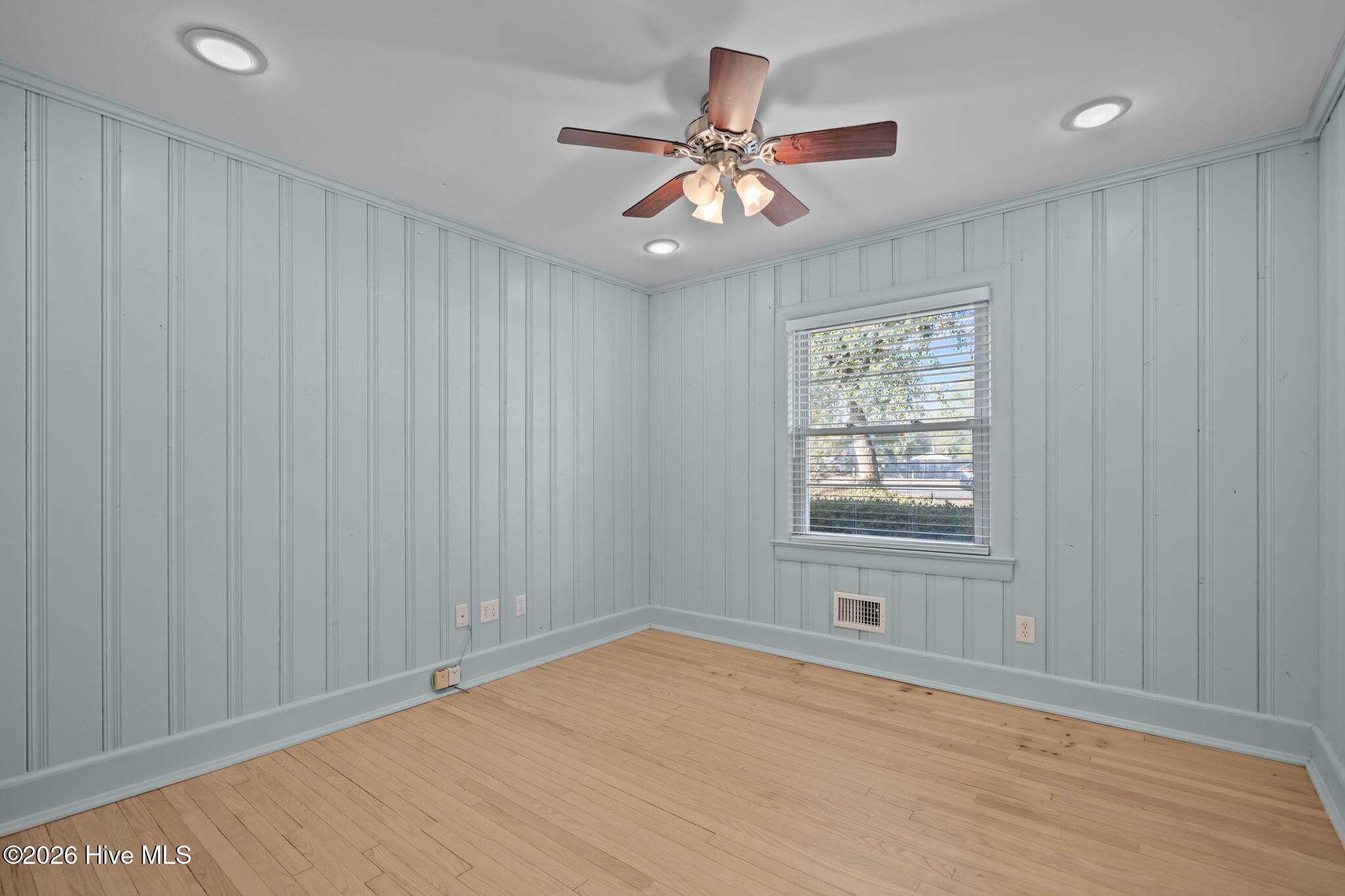 100548221 | Photo 30