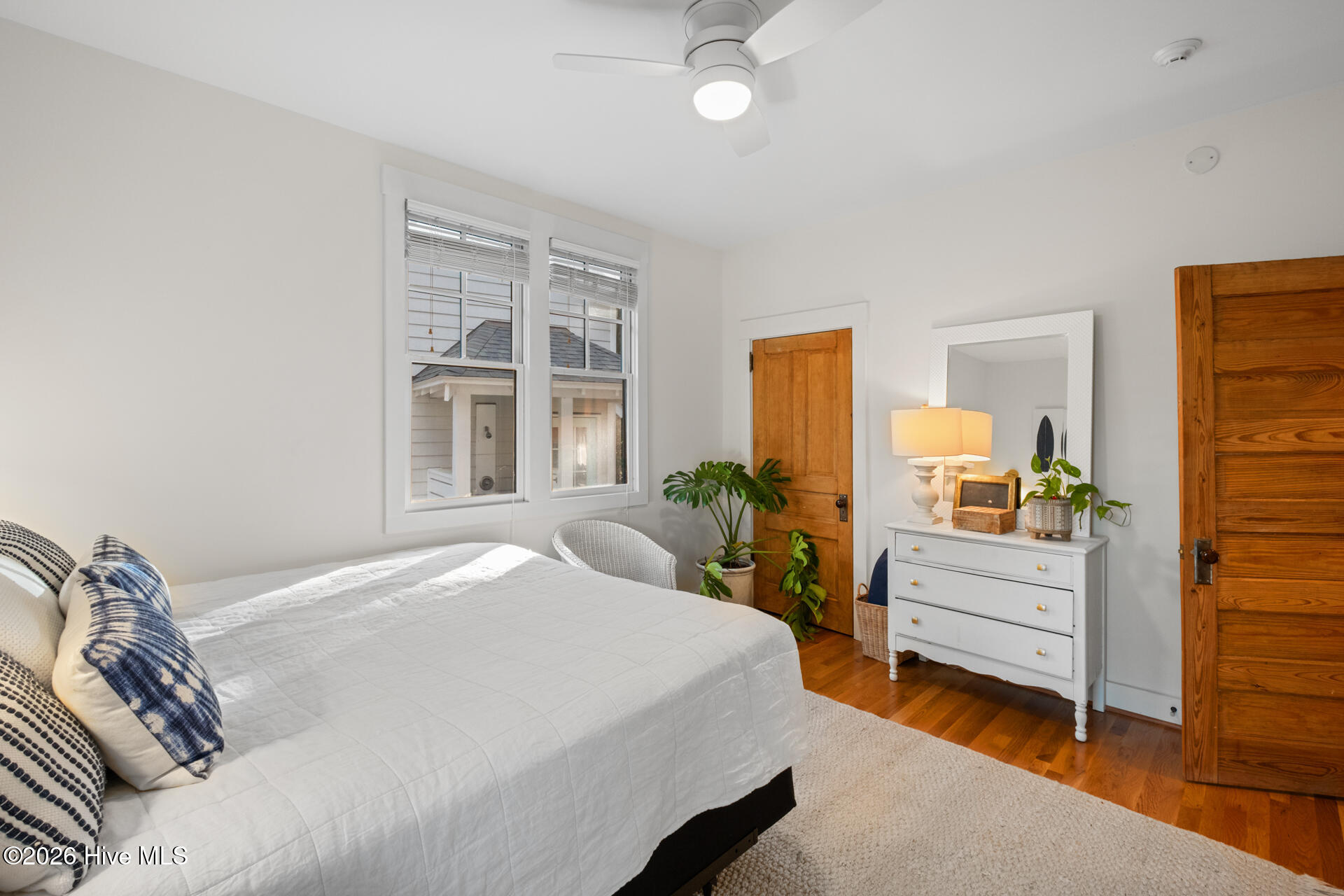 100560267 | Photo 41