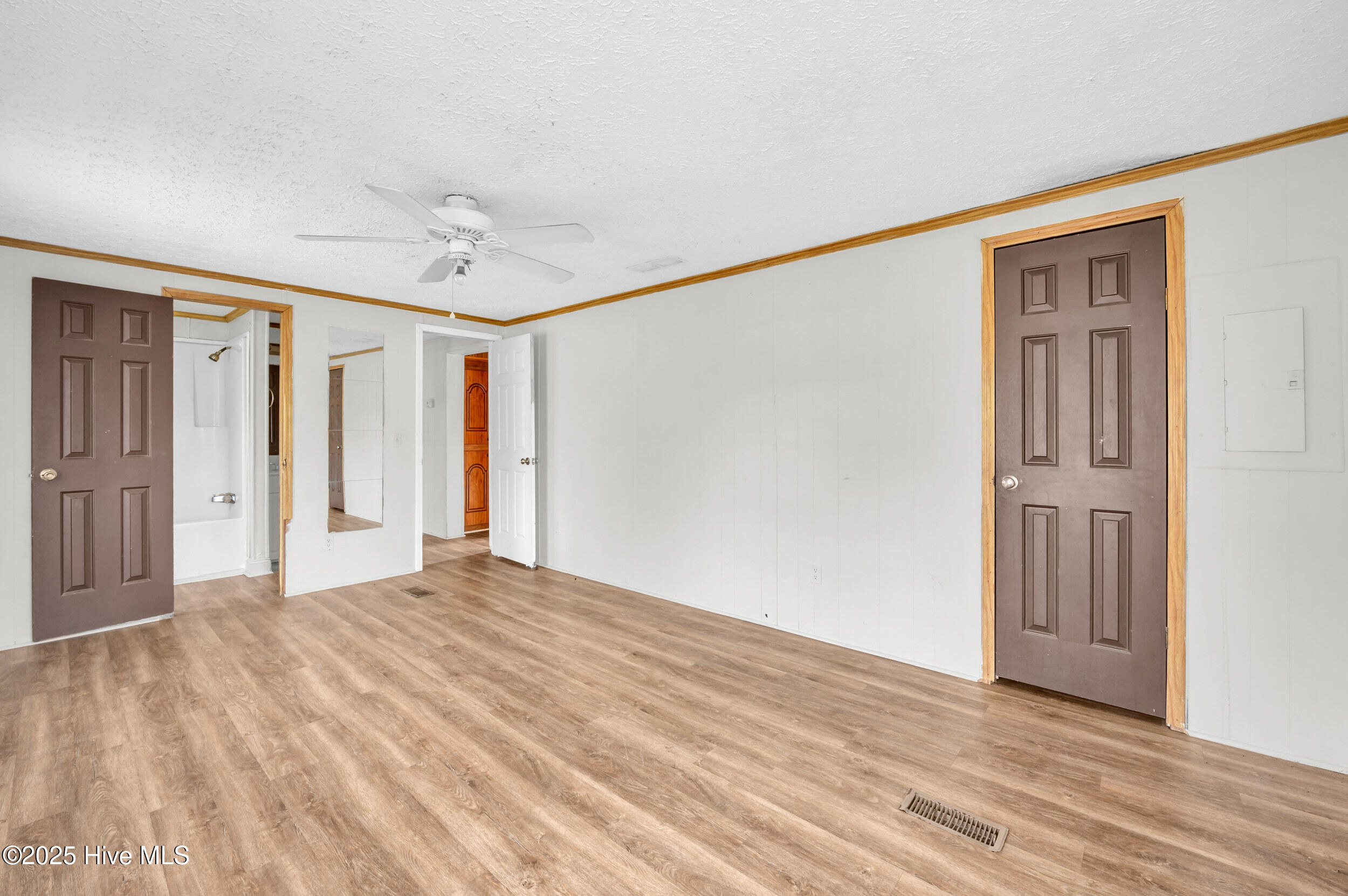 100543883 | Photo 25