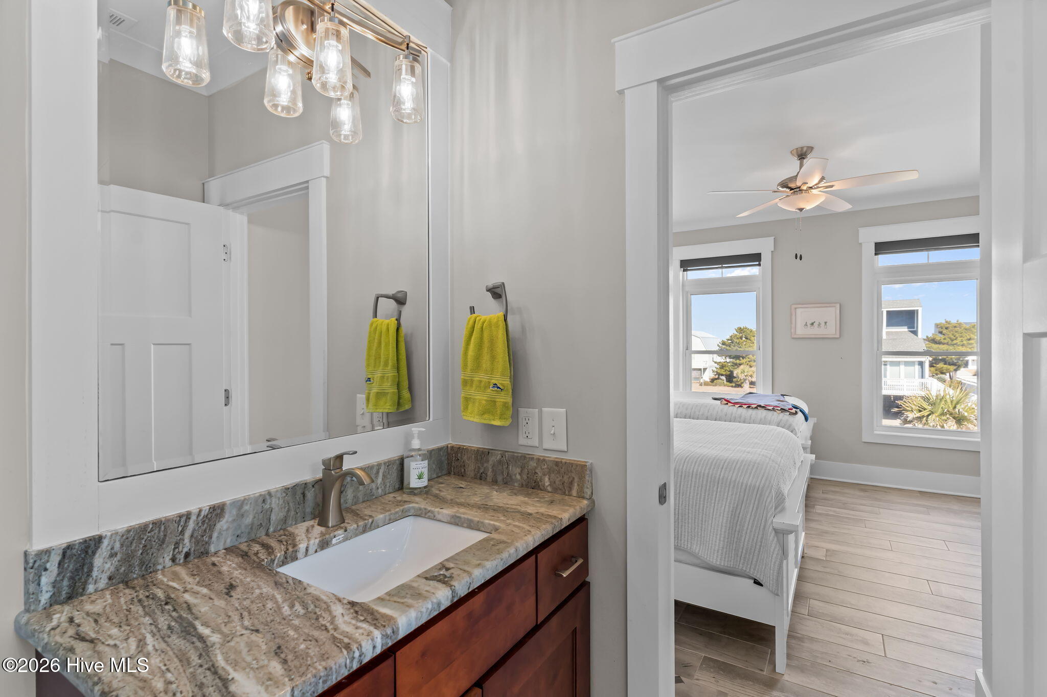 100554272 | Photo 44