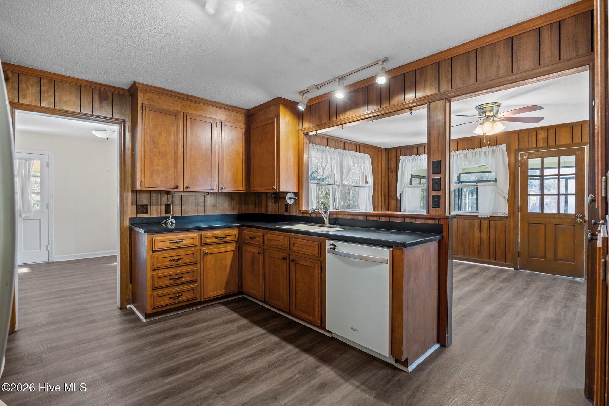 100559935 | Photo 20