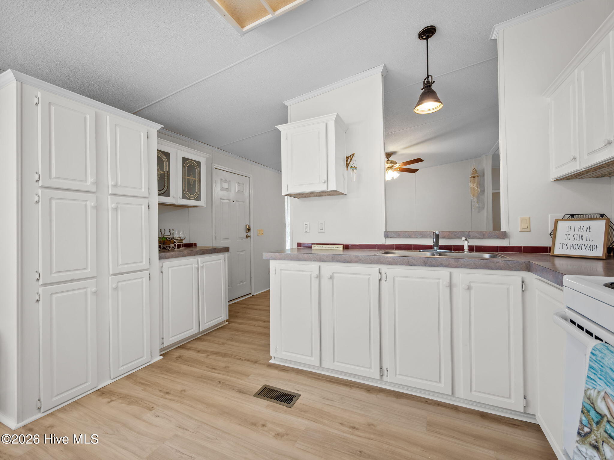 100548525 | Photo 11