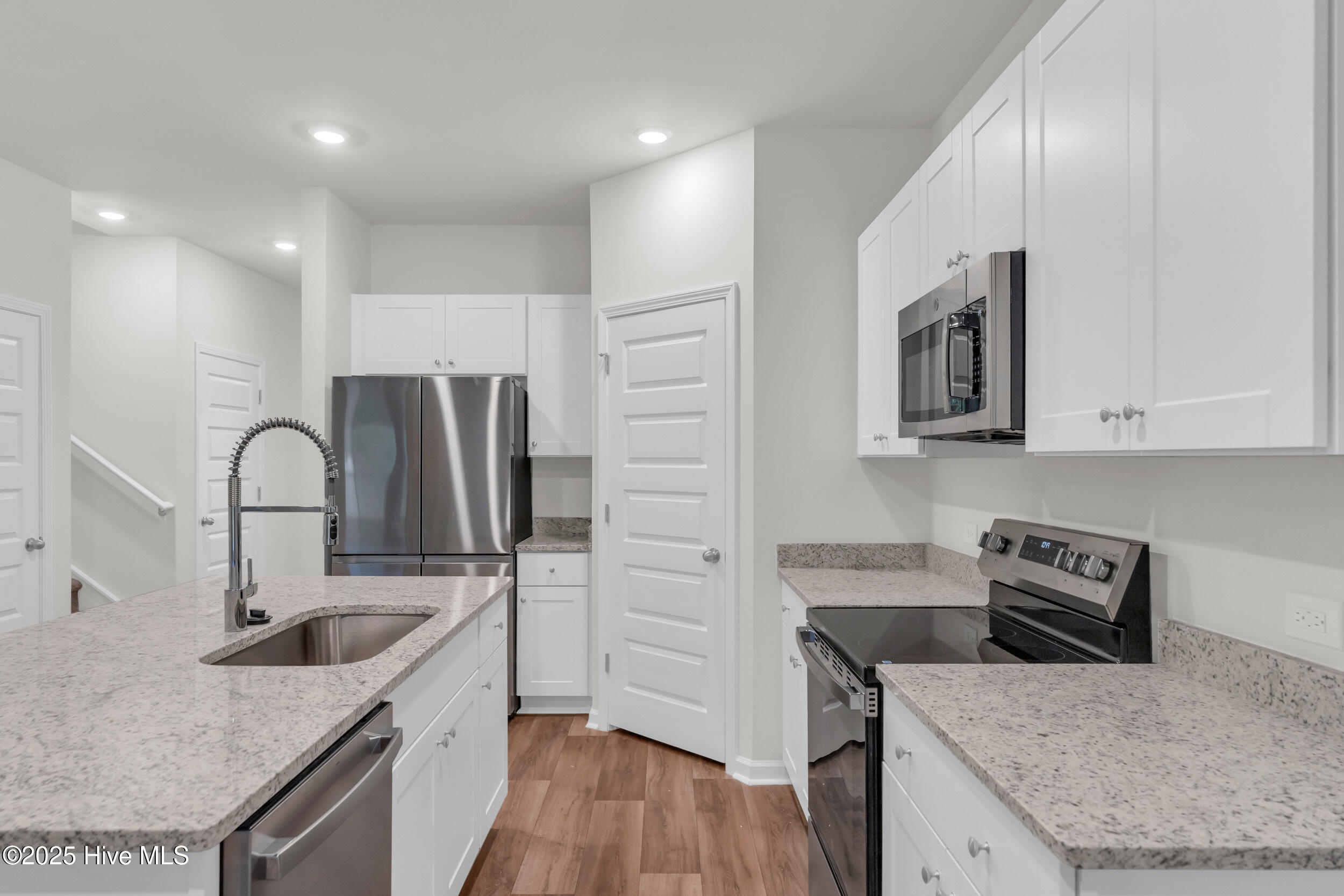 100521809 | Photo 14