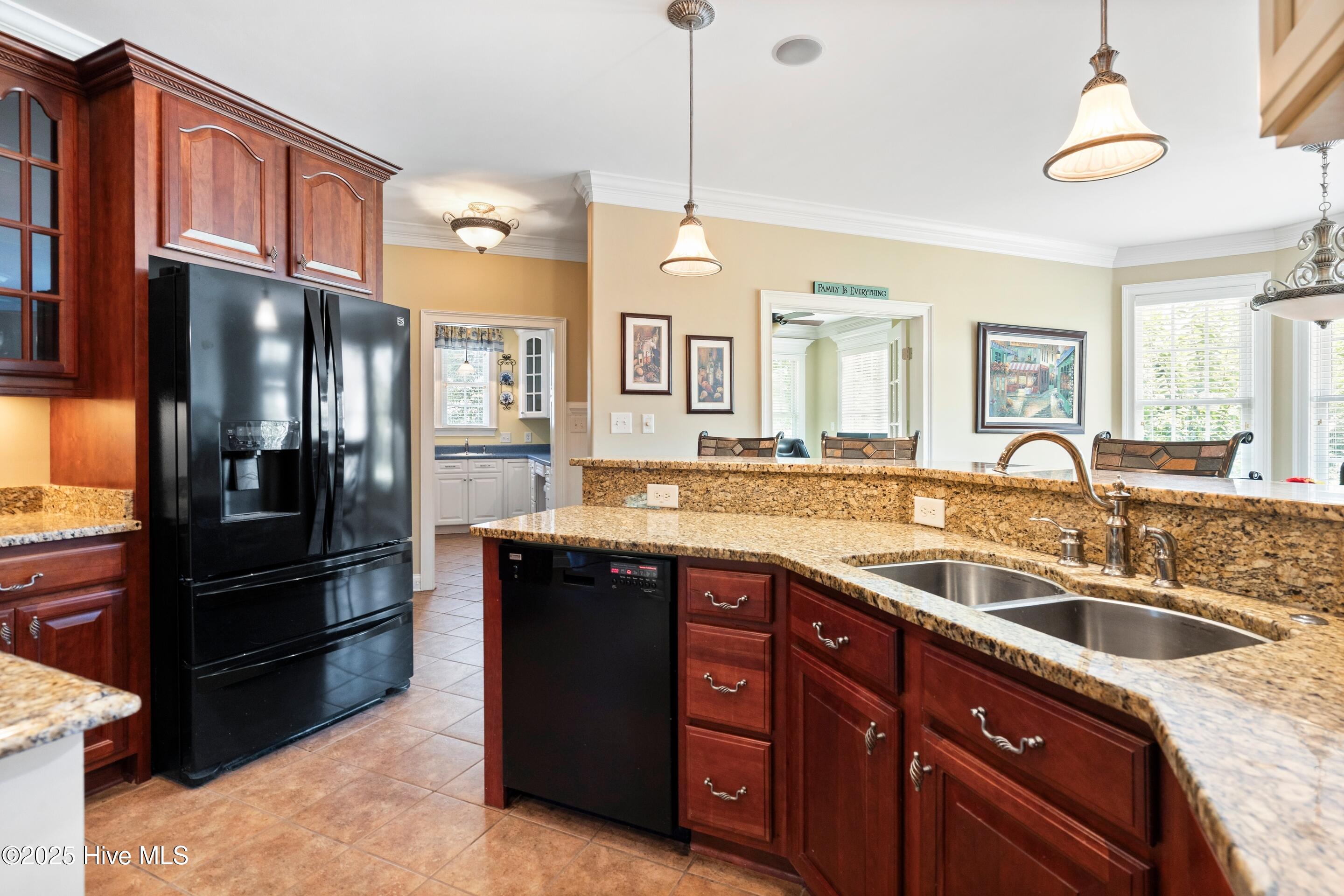 100518438 | Photo 25