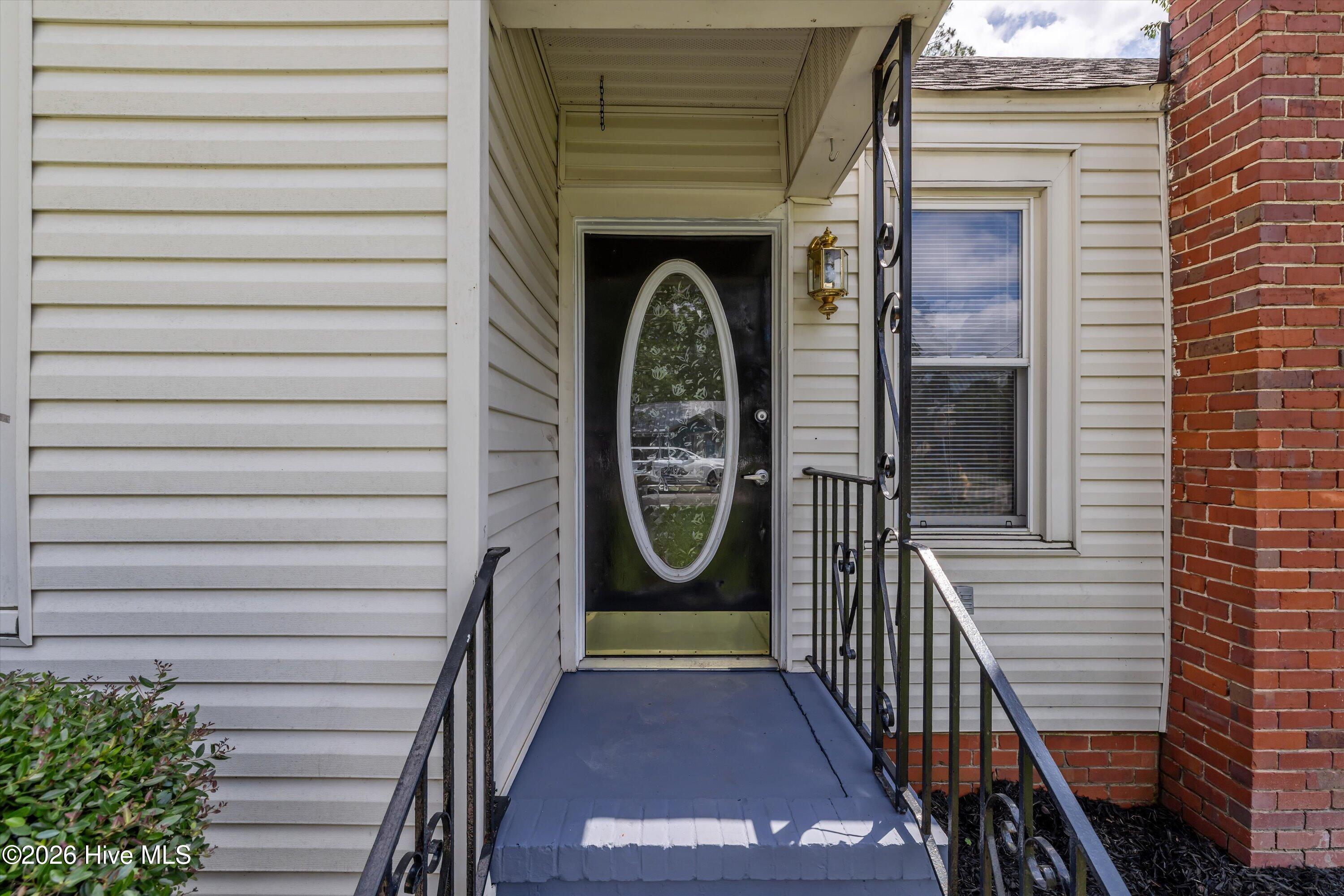 Covered front stoop