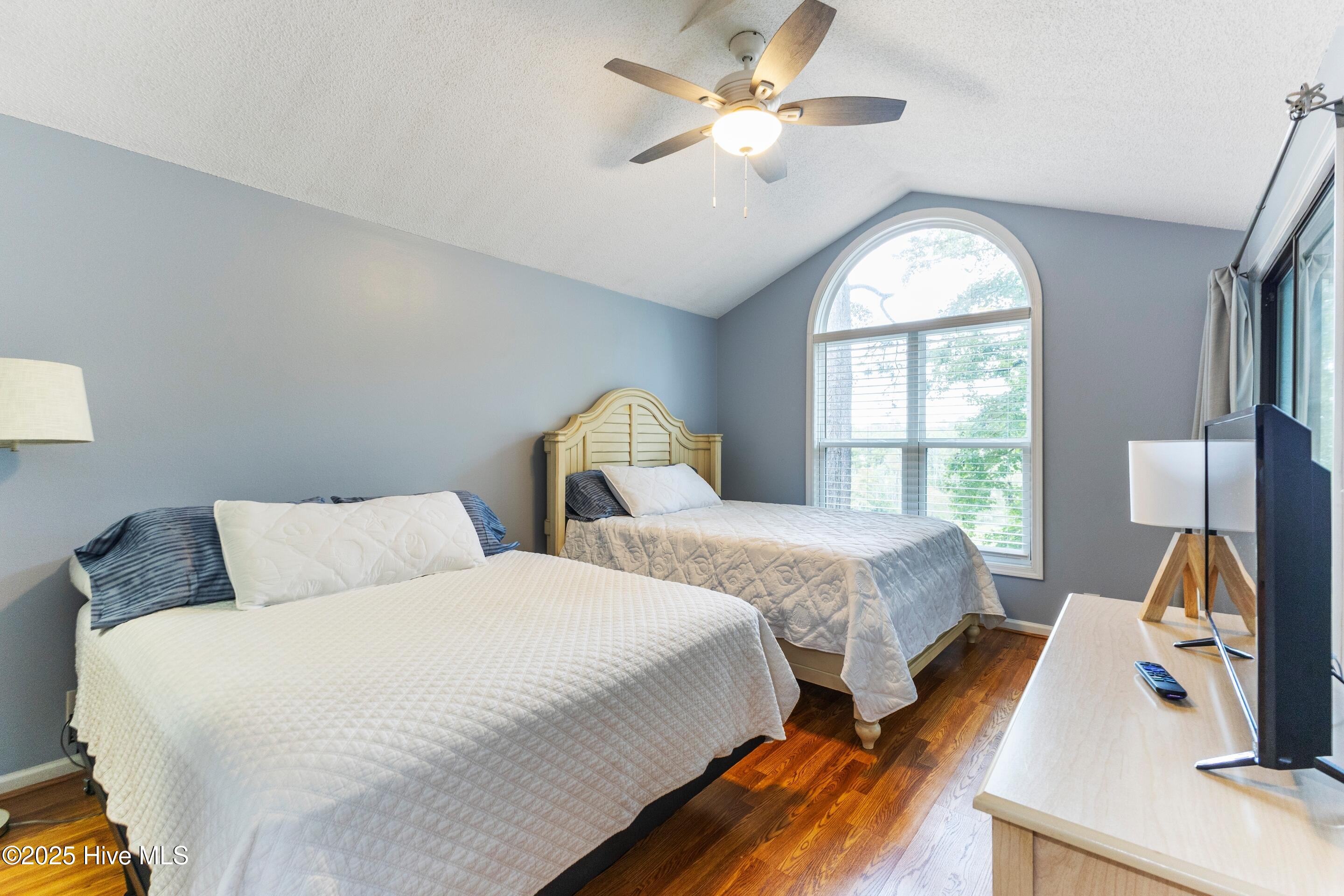 100531128 | Photo 15