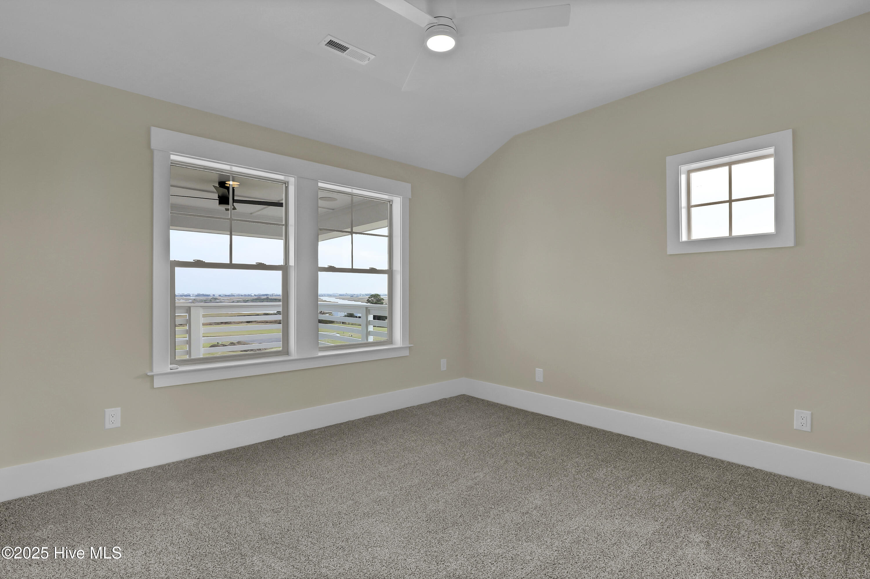 100490520 | Photo 23