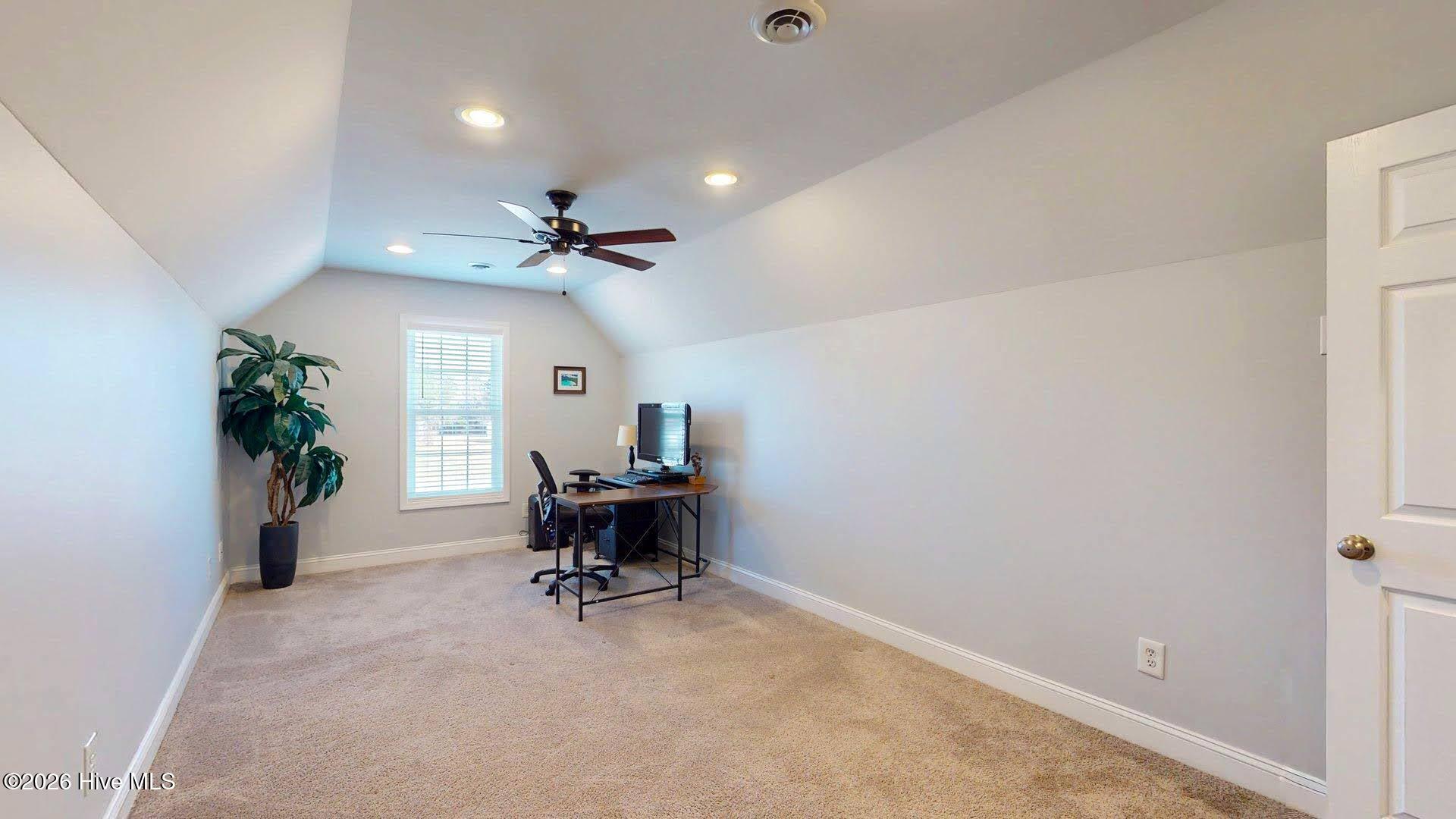 100548342 | Photo 36