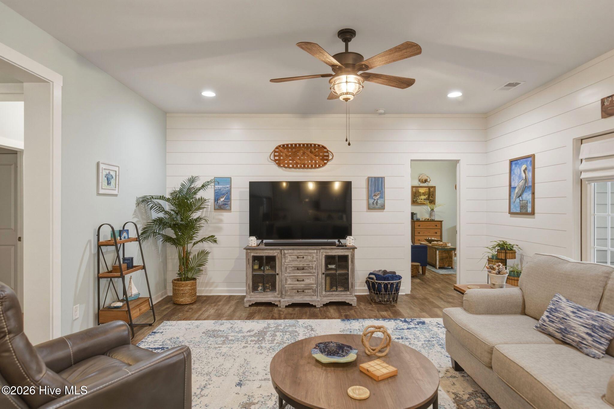 100560702 | Photo 33