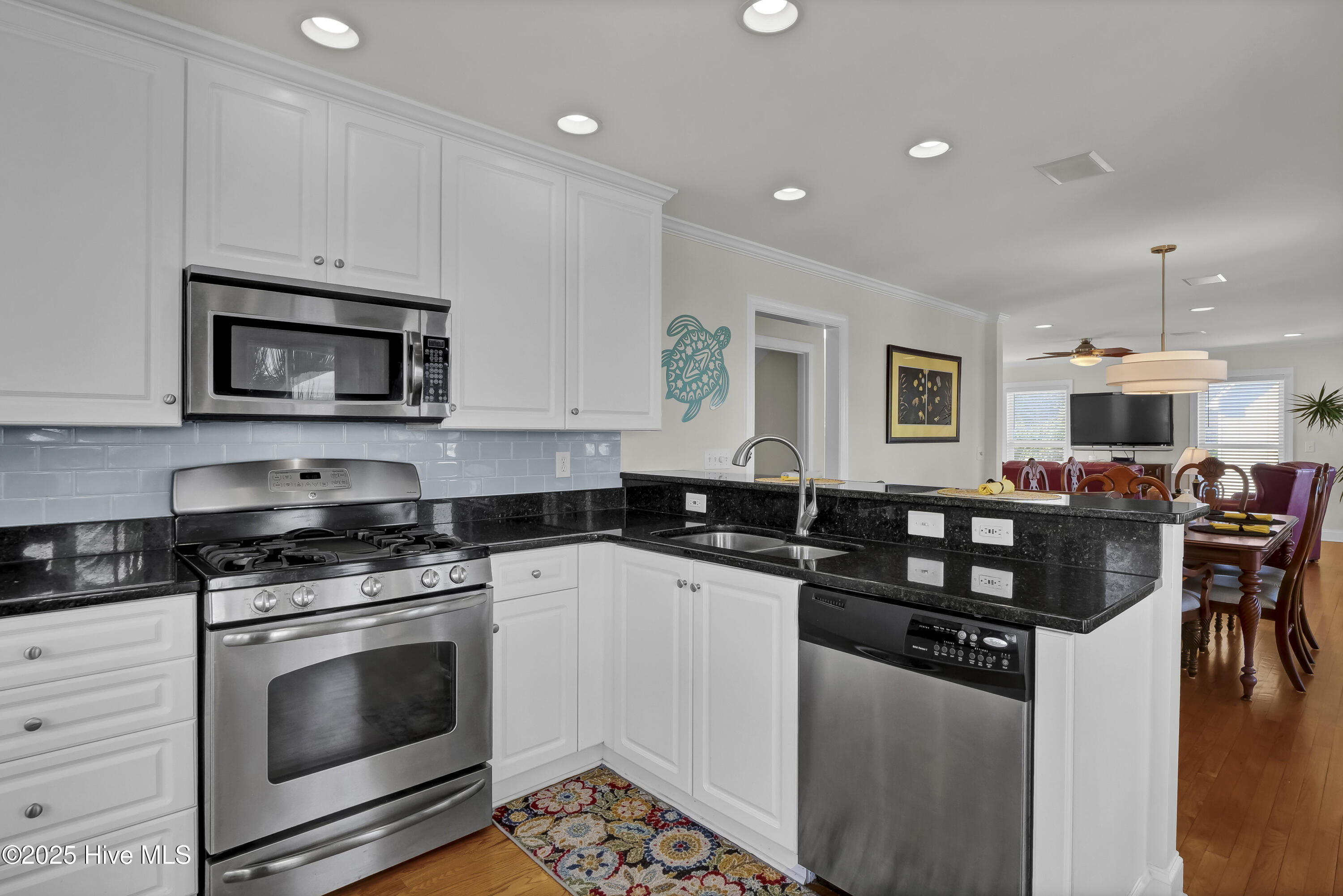 100497628 | Photo 15