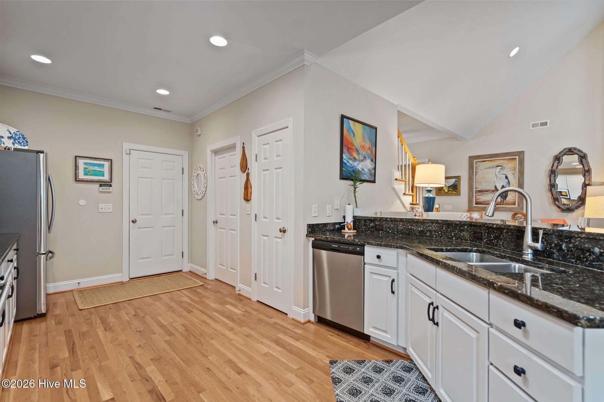 100562248 | Photo 16